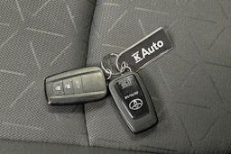 valkoinen Toyota RAV4 2023 kuva 29.