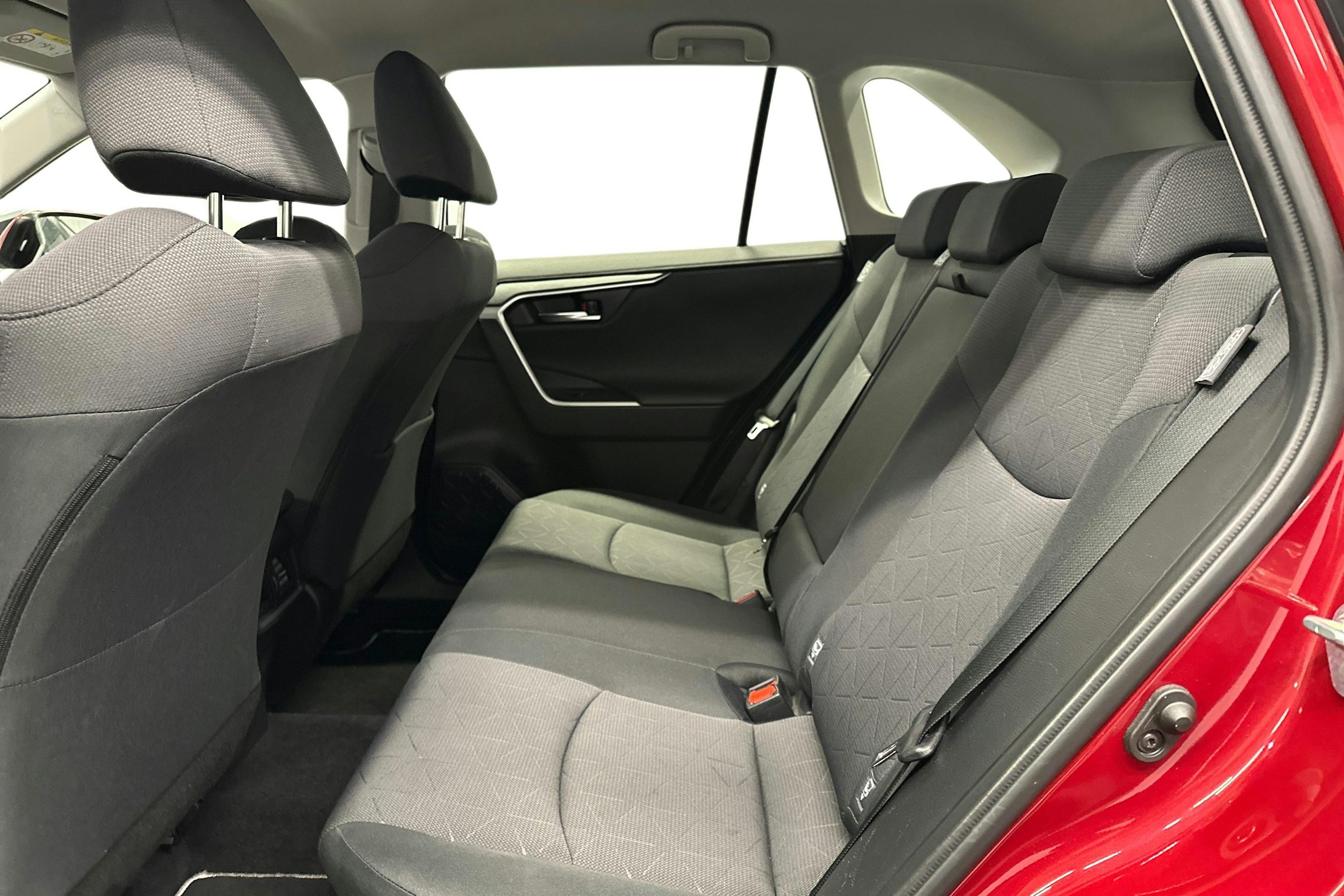 punainen Toyota RAV4 2023 kuva 8.