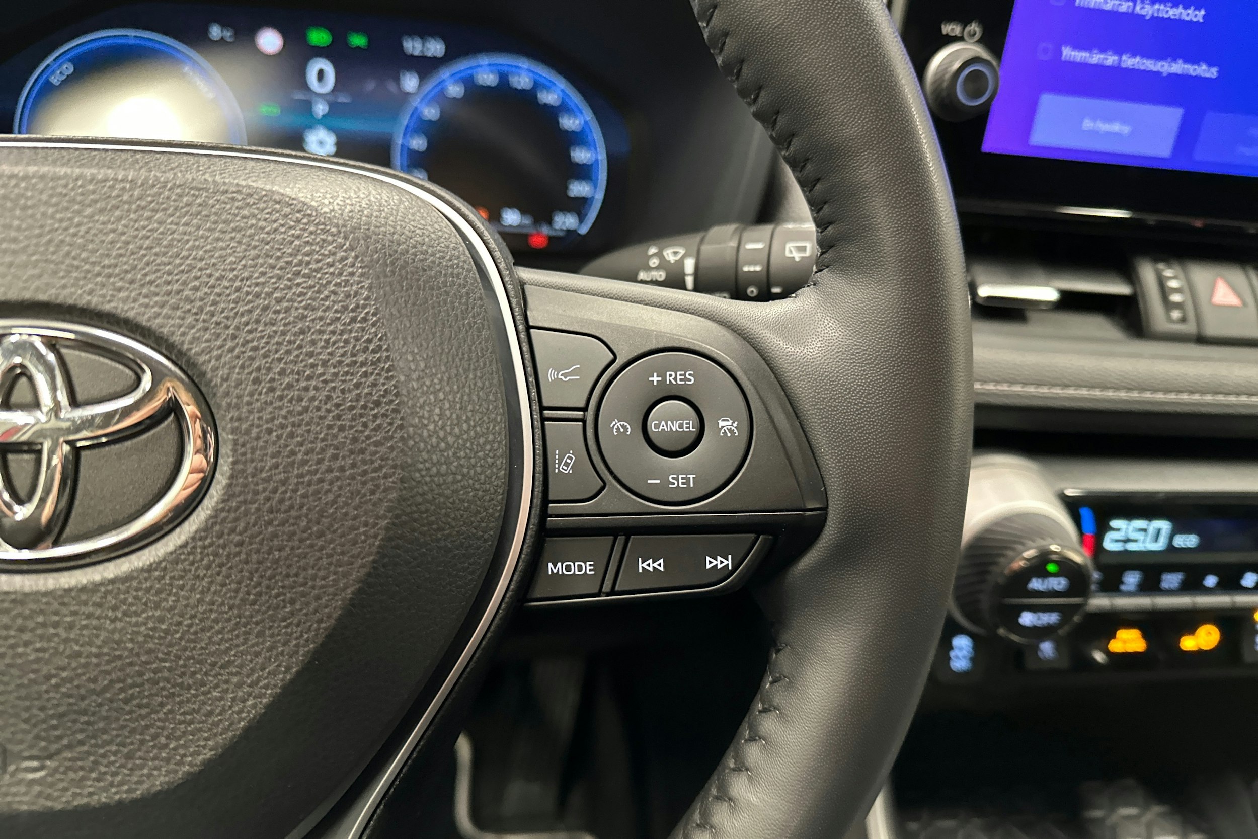 punainen Toyota RAV4 2023 kuva 13.