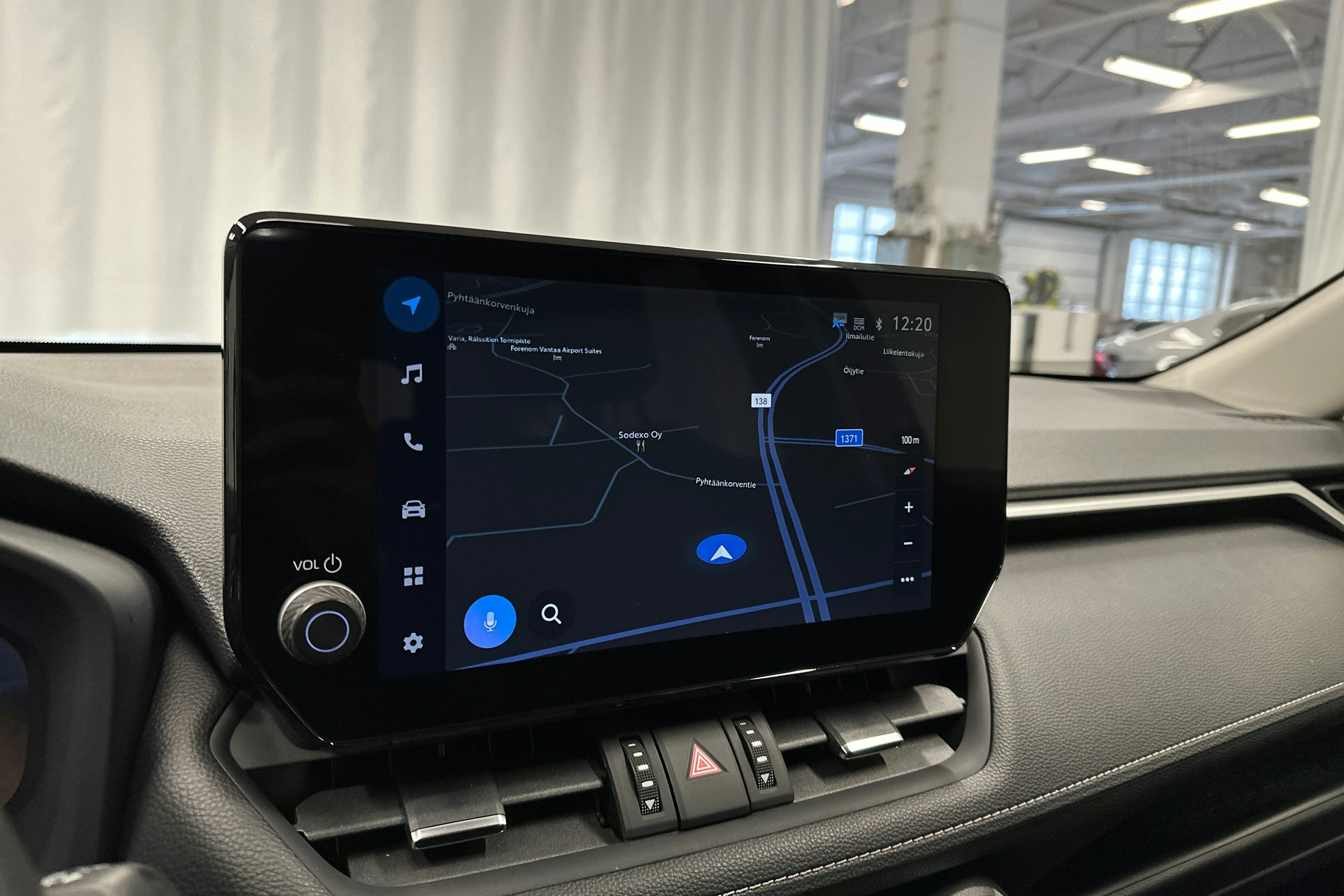 punainen Toyota RAV4 2023 kuva 16.