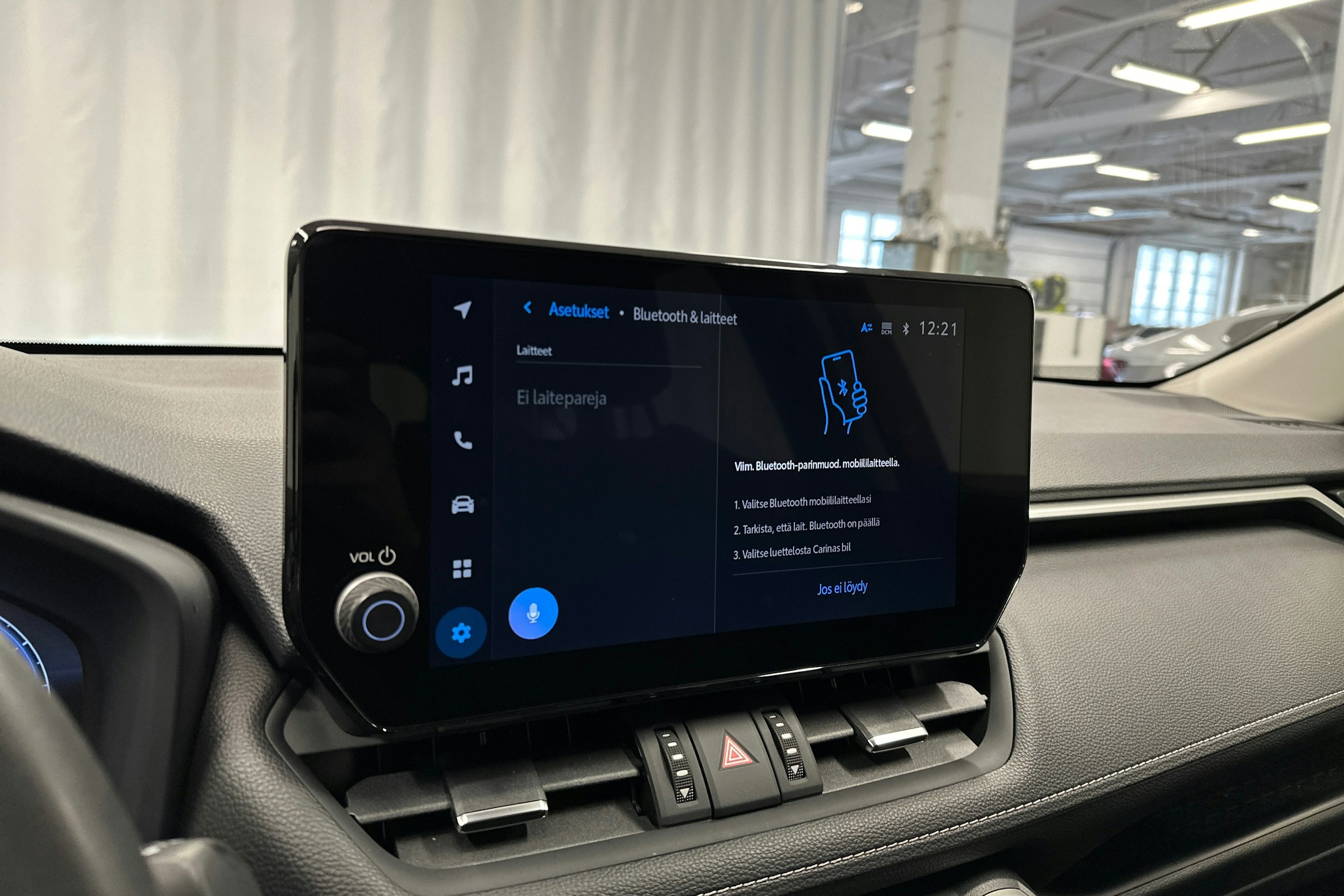 punainen Toyota RAV4 2023 kuva 18.