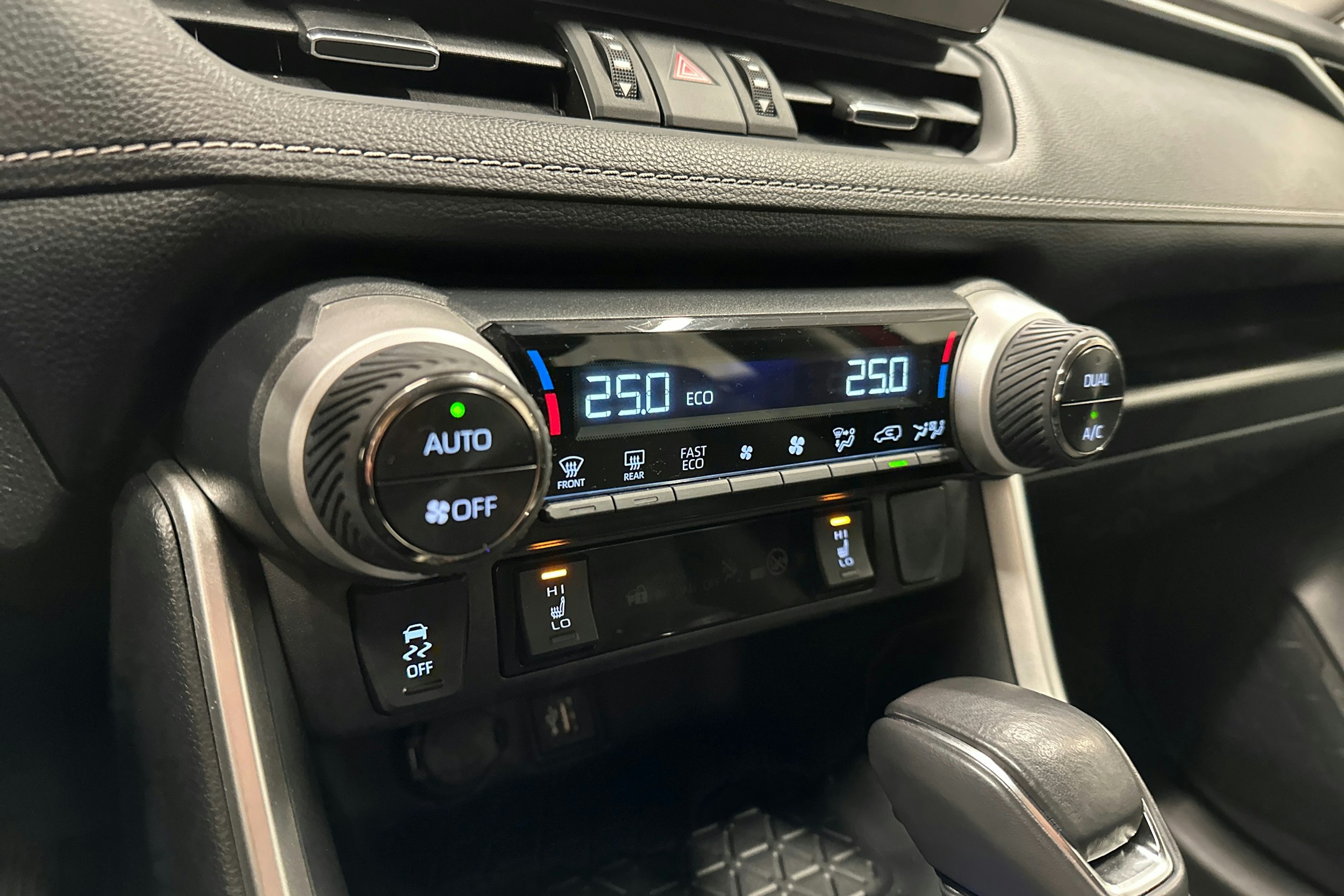 punainen Toyota RAV4 2023 kuva 19.