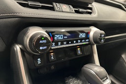 punainen Toyota RAV4 2023 kuva 19.