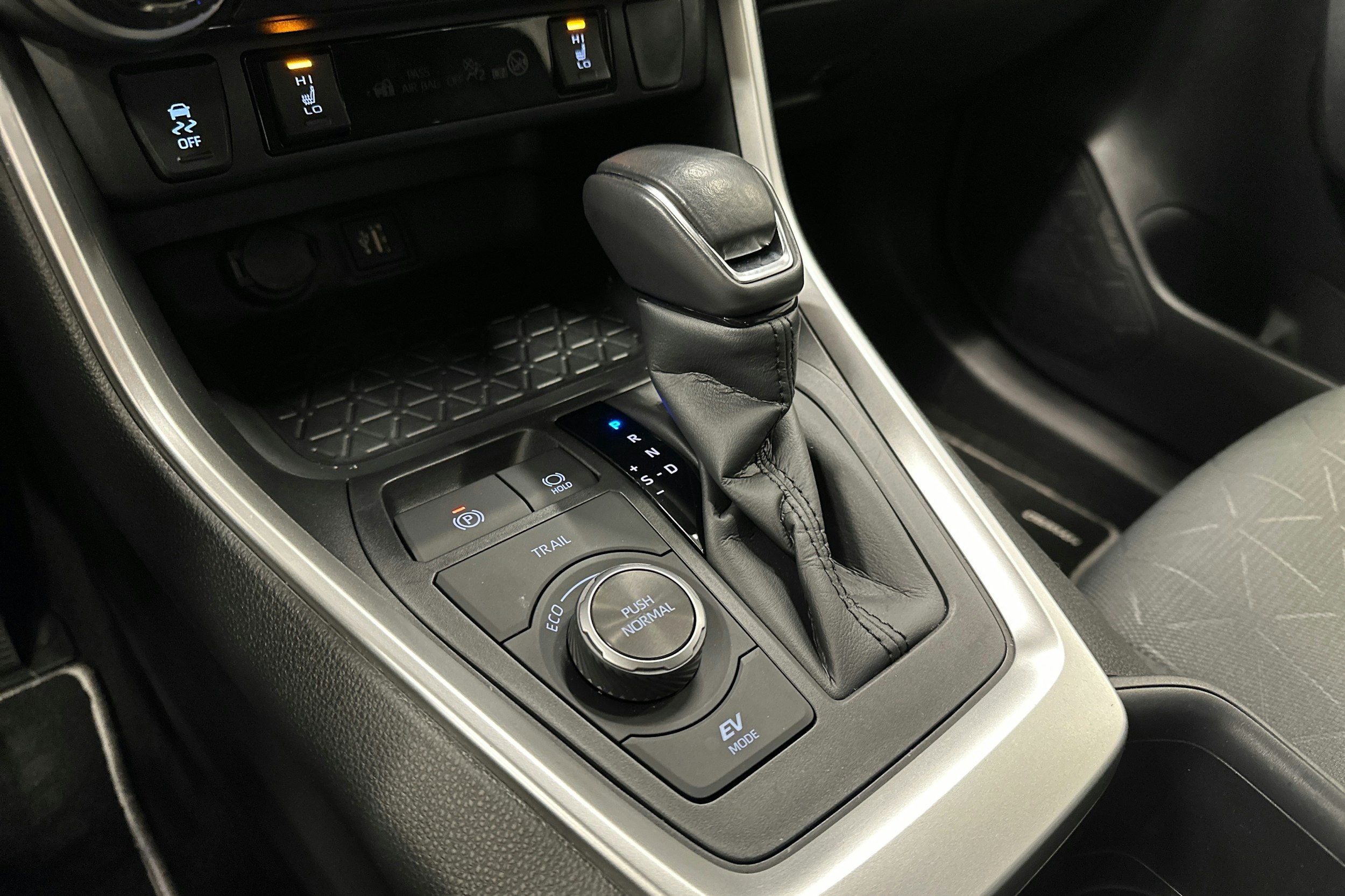 punainen Toyota RAV4 2023 kuva 20.