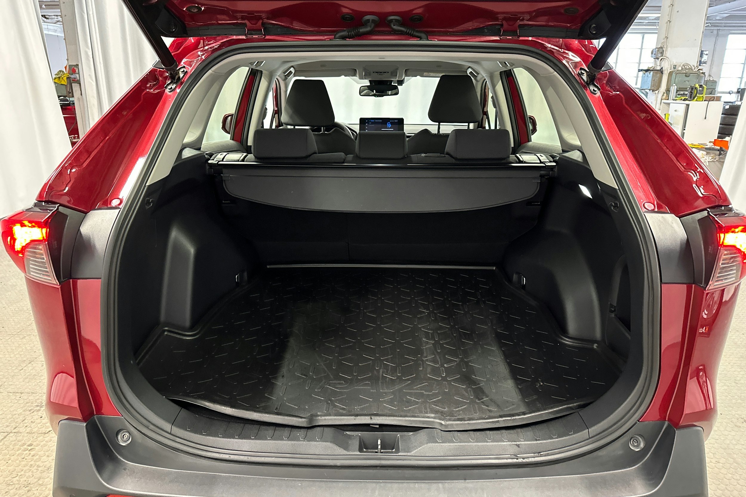 punainen Toyota RAV4 2023 kuva 22.