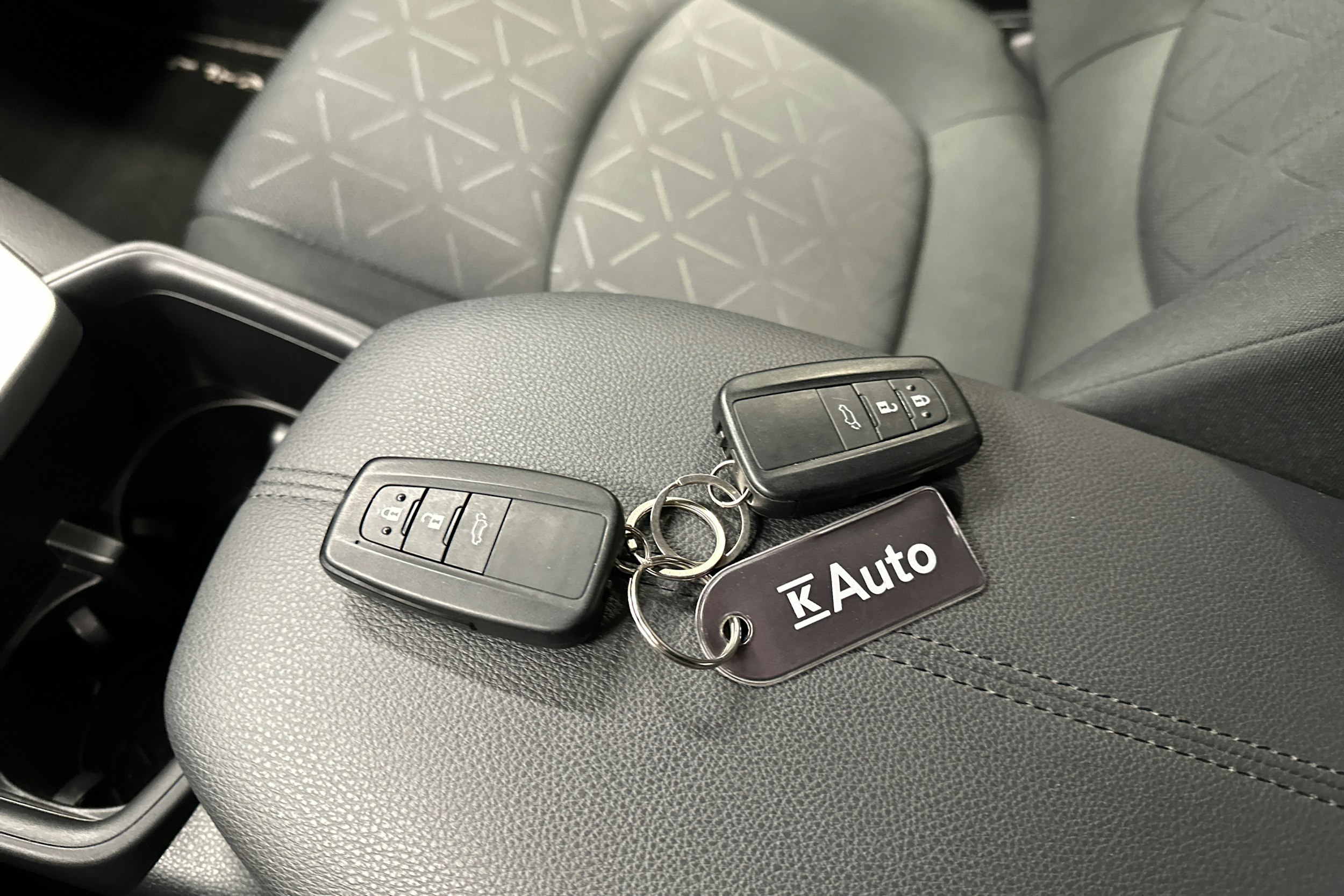 punainen Toyota RAV4 2023 kuva 26.