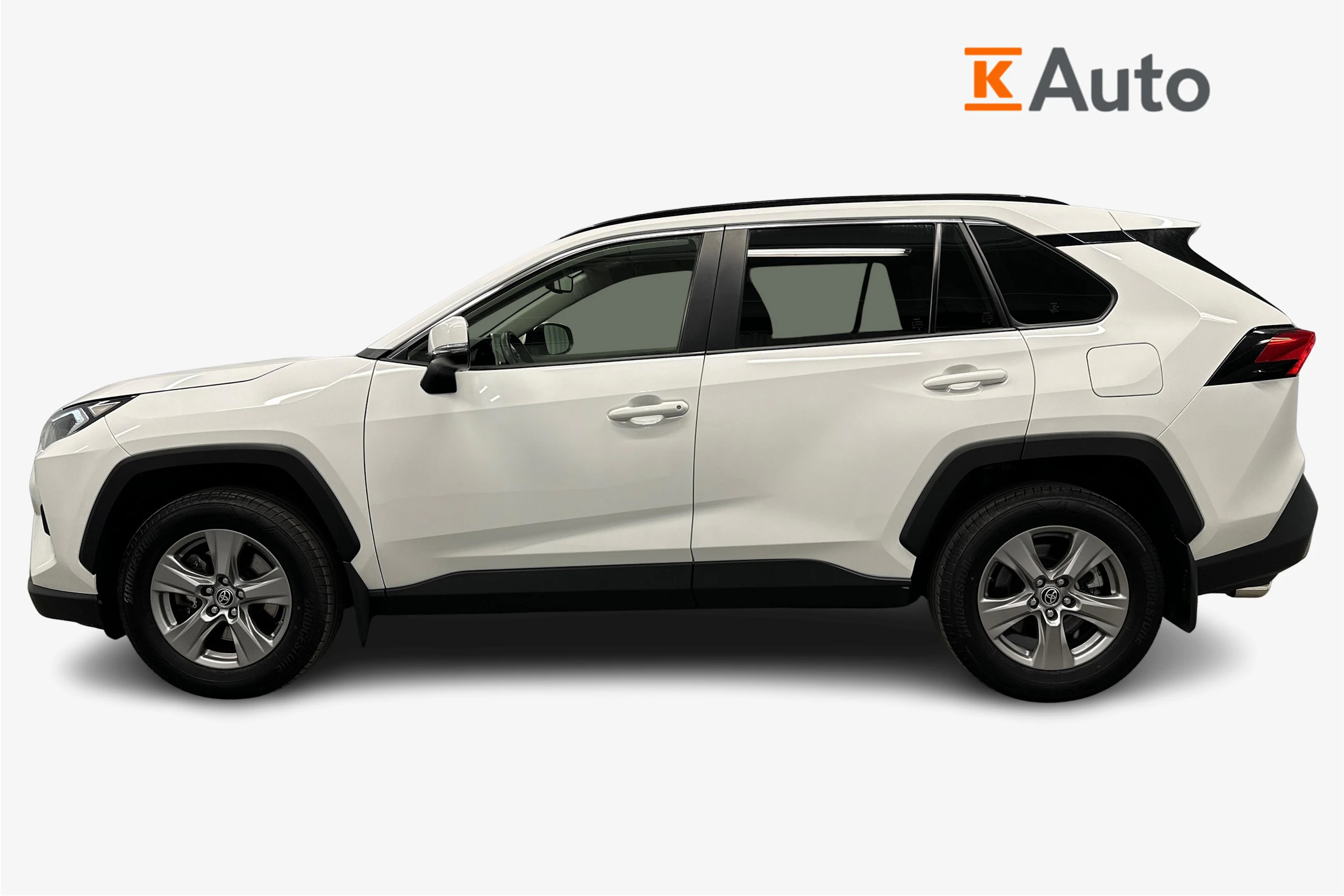 valkoinen Toyota RAV4 2023 kuva 5.