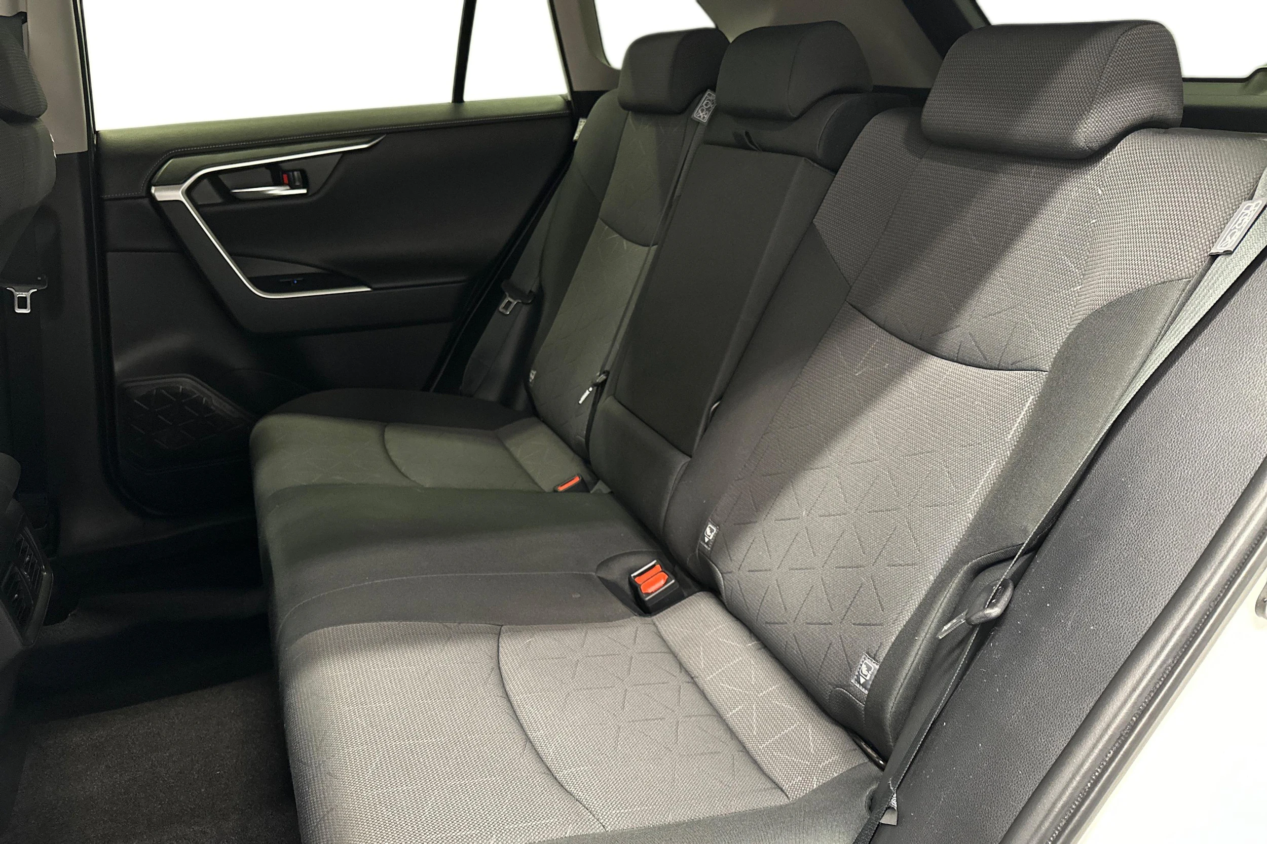 valkoinen Toyota RAV4 2023 kuva 8.
