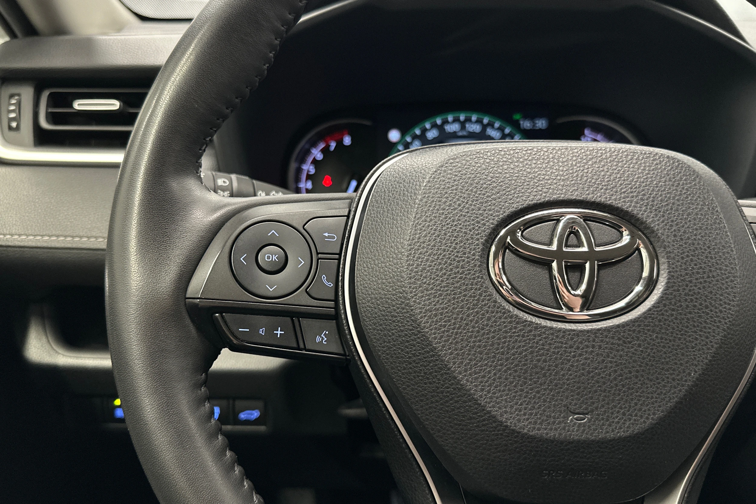 valkoinen Toyota RAV4 2023 kuva 11.
