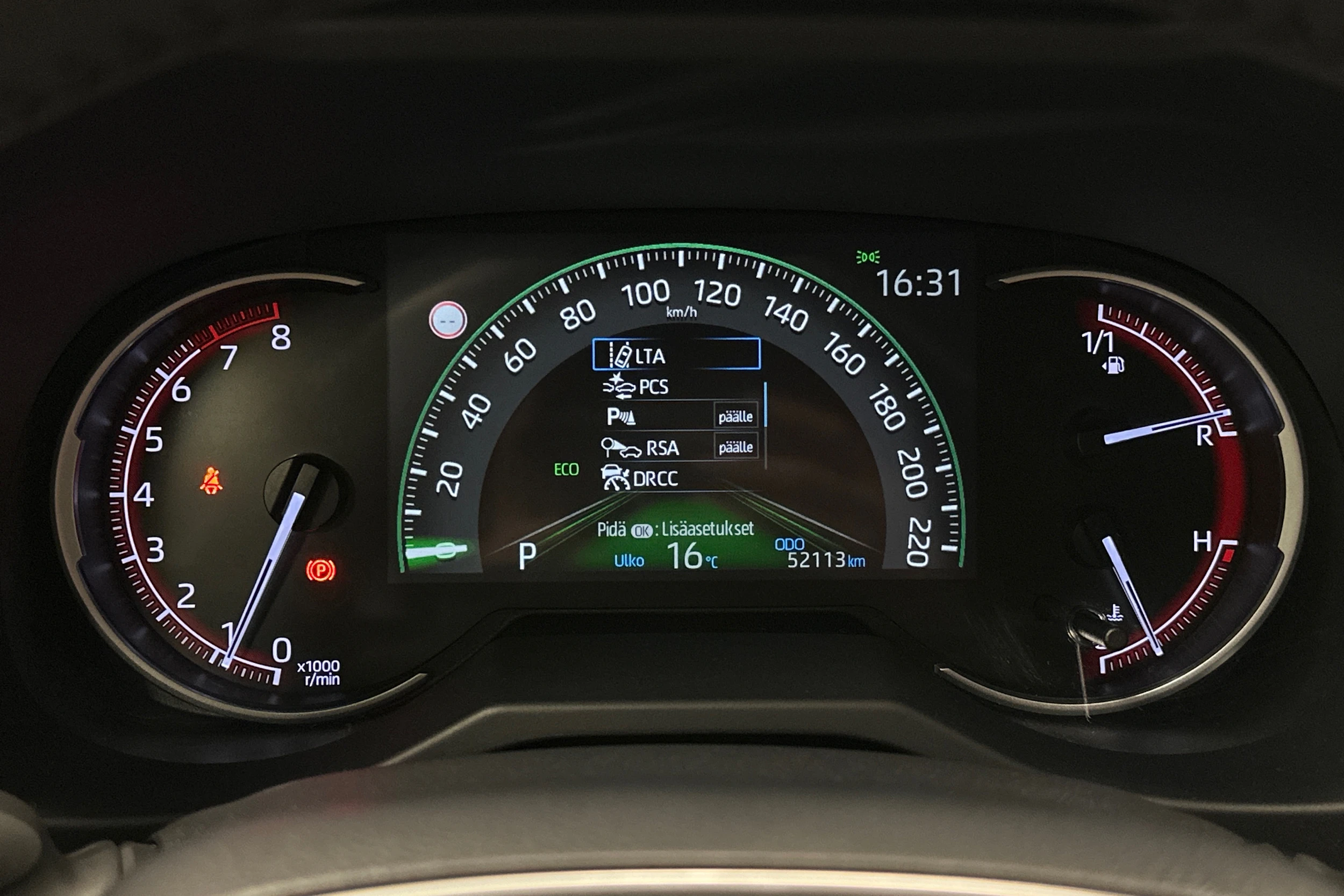valkoinen Toyota RAV4 2023 kuva 13.