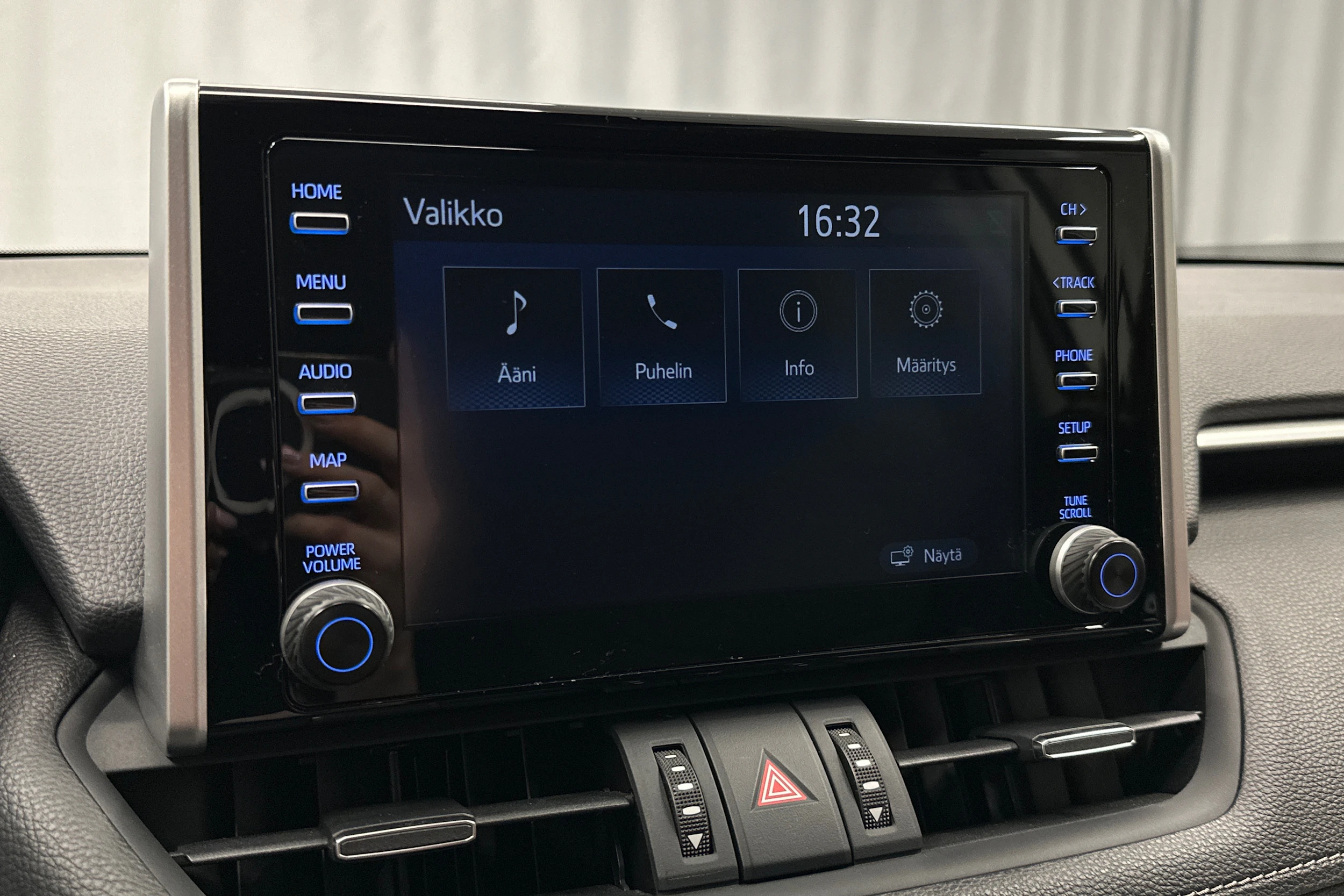 valkoinen Toyota RAV4 2023 kuva 17.