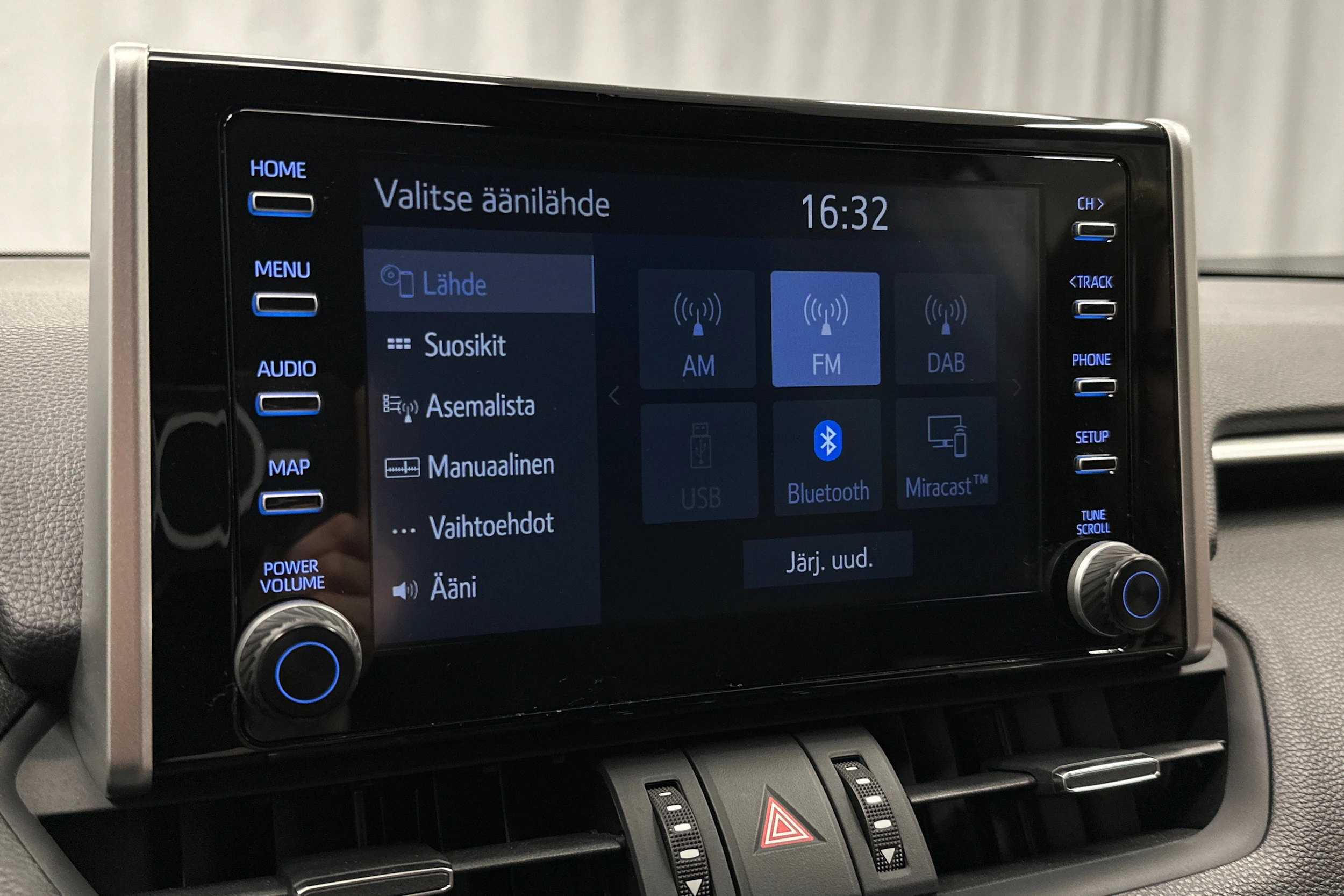 valkoinen Toyota RAV4 2023 kuva 19.