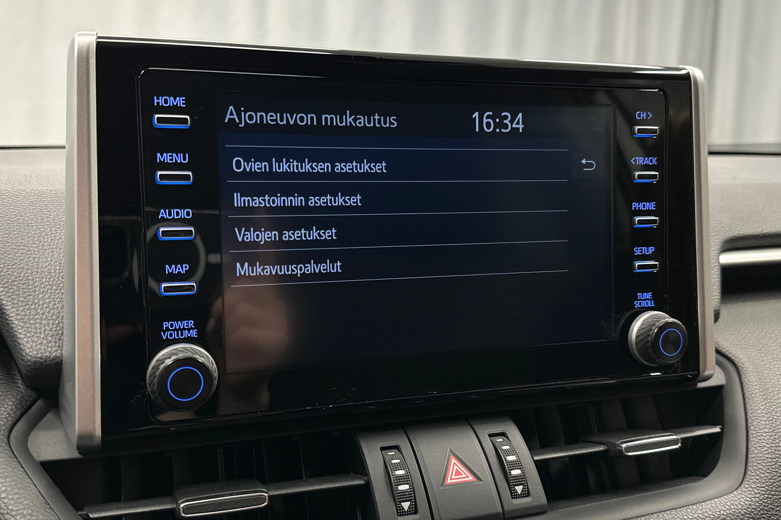 valkoinen Toyota RAV4 2023 kuva 22.