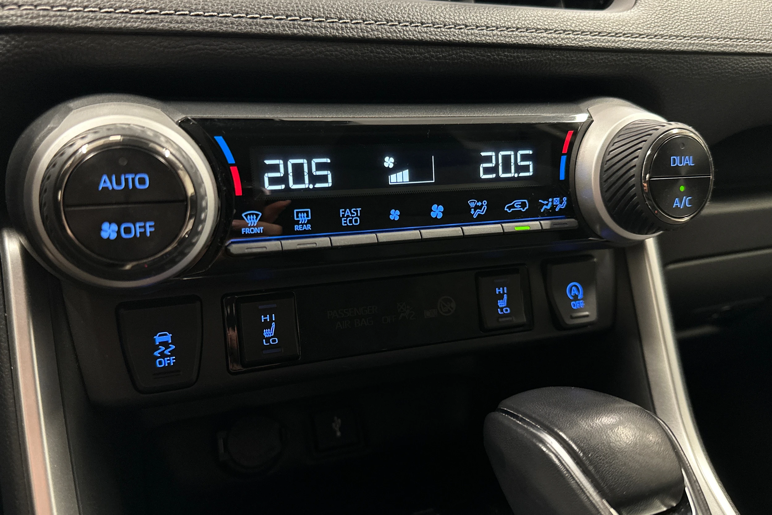 valkoinen Toyota RAV4 2023 kuva 24.