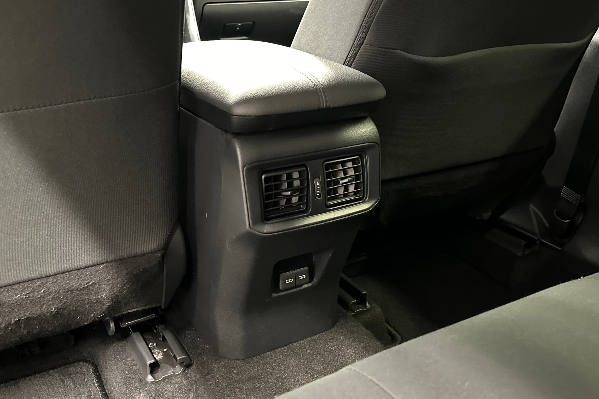 valkoinen Toyota RAV4 2023 kuva 27.