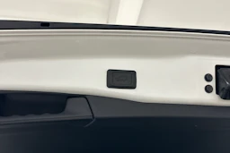 valkoinen Toyota RAV4 2023 kuva 30.