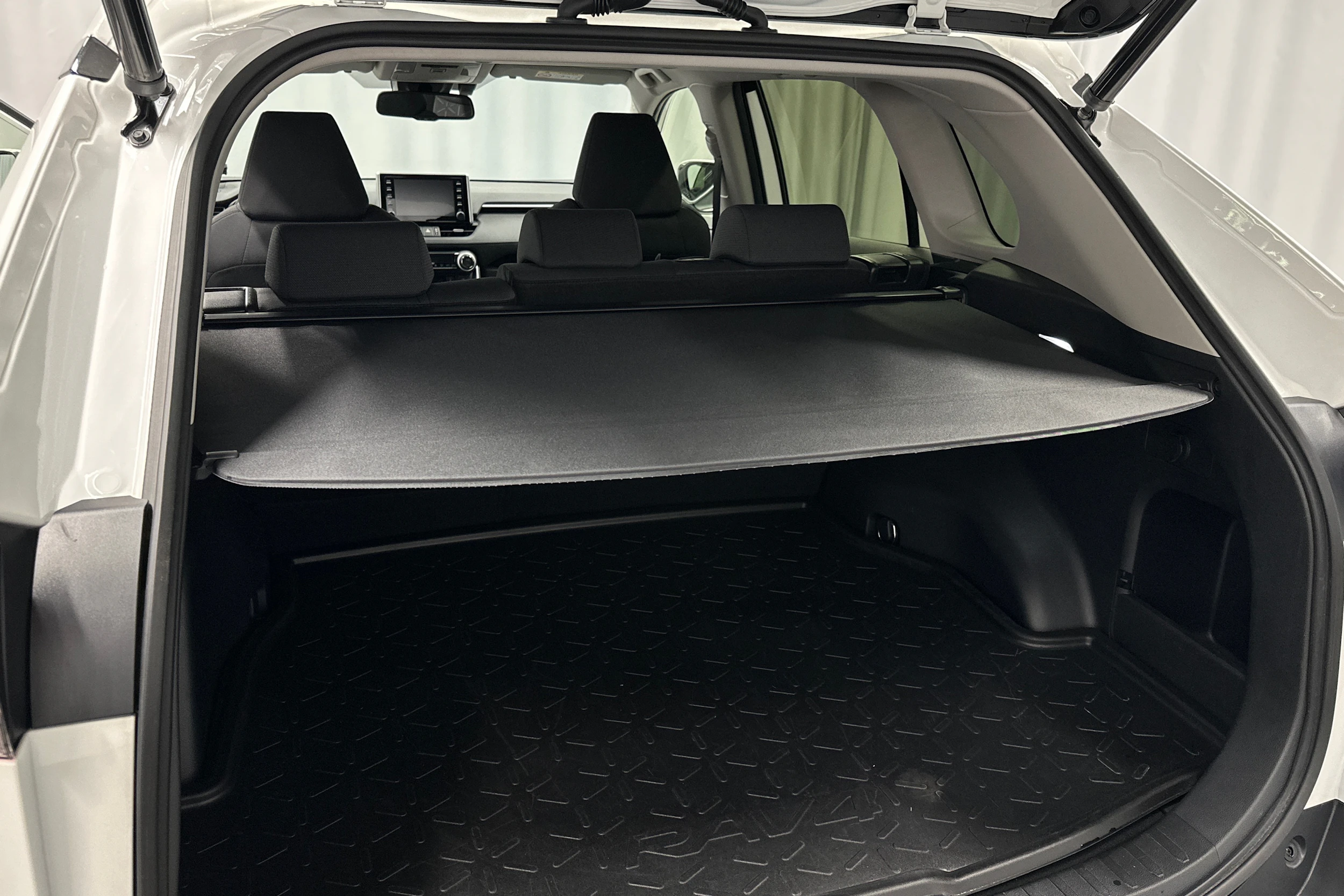 valkoinen Toyota RAV4 2023 kuva 31.