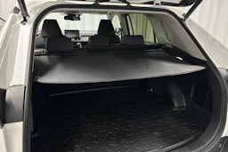 valkoinen Toyota RAV4 2023 kuva 31.