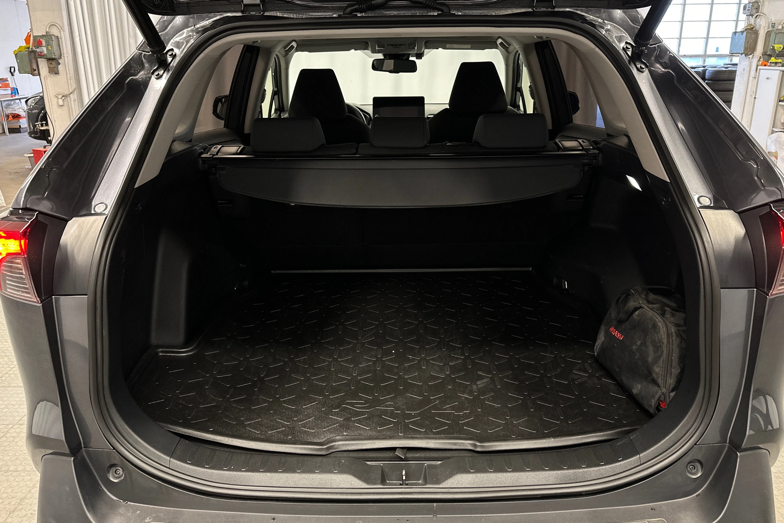 harmaa Toyota RAV4 2023 kuva 15.