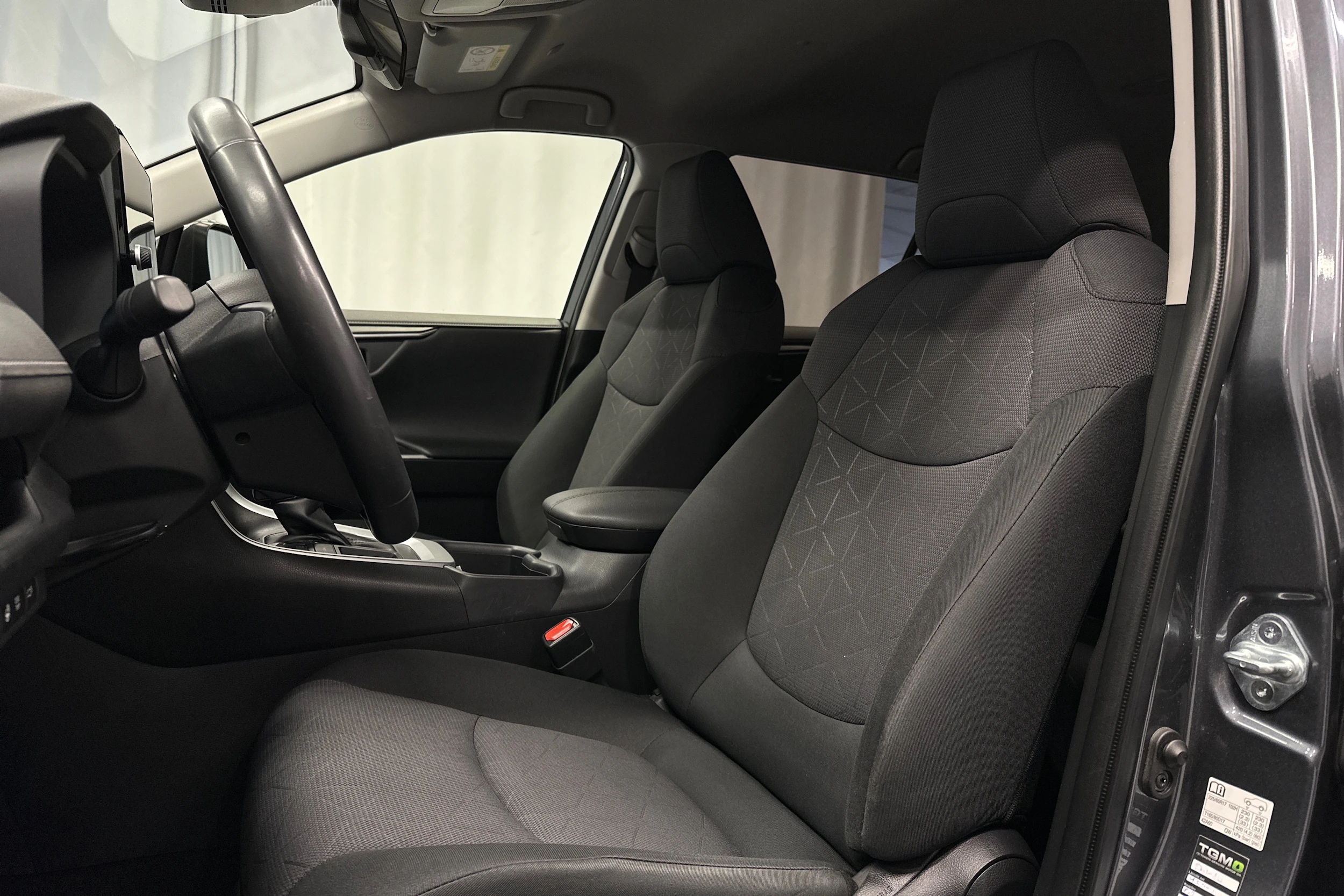 harmaa Toyota RAV4 2023 kuva 17.