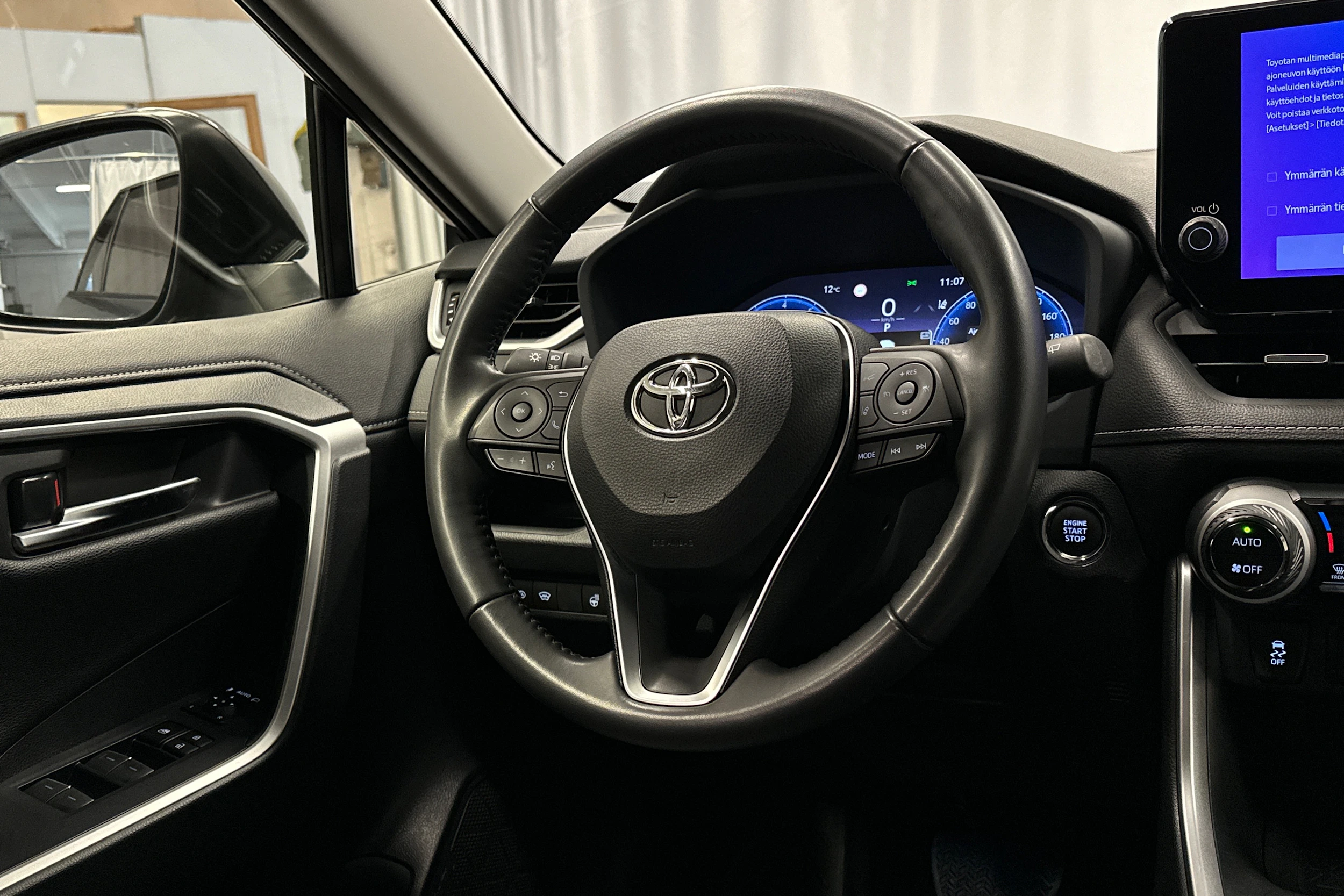 harmaa Toyota RAV4 2023 kuva 18.