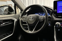 harmaa Toyota RAV4 2023 kuva 18.