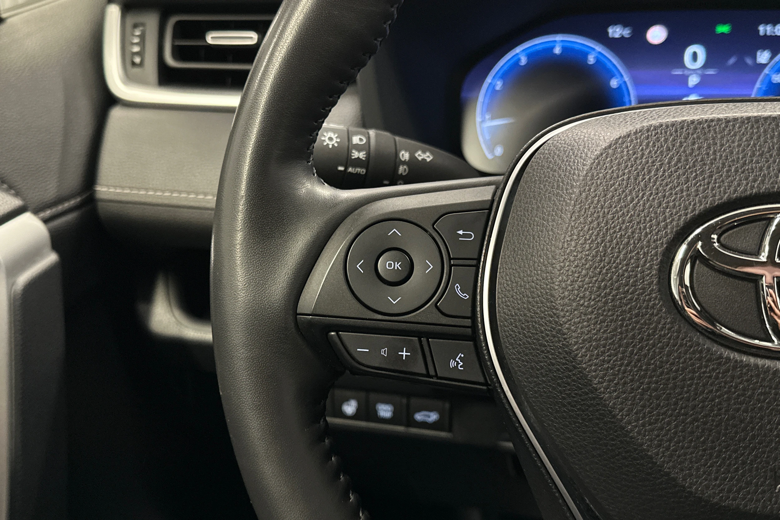 harmaa Toyota RAV4 2023 kuva 19.