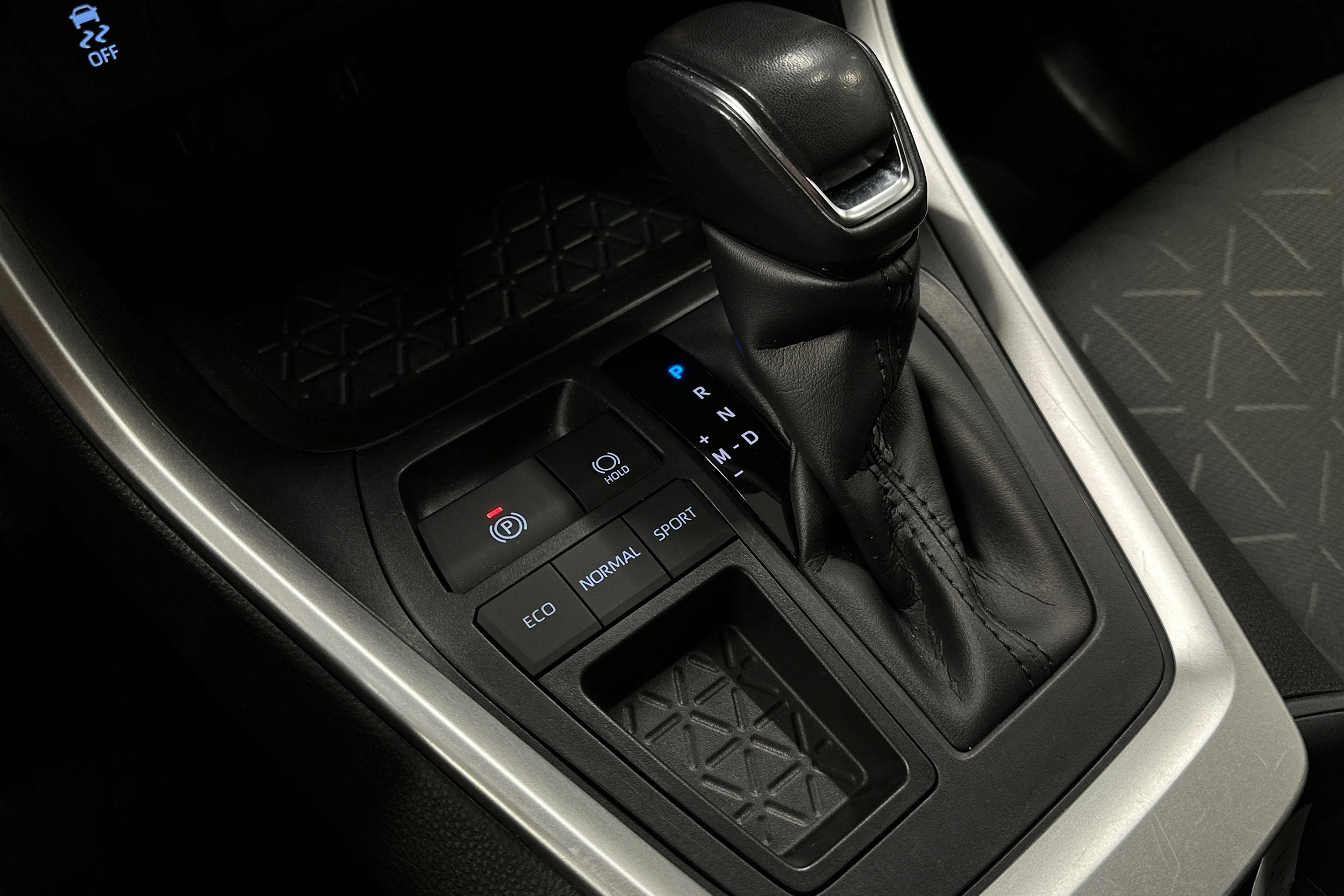 harmaa Toyota RAV4 2023 kuva 26.