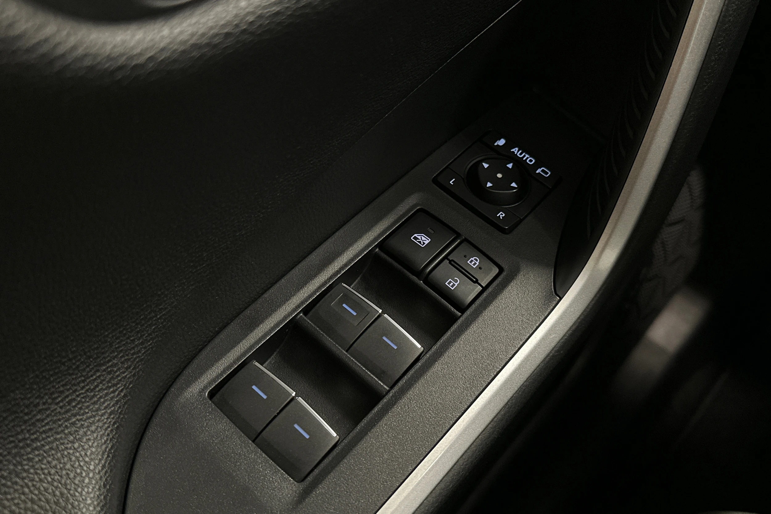 harmaa Toyota RAV4 2023 kuva 28.