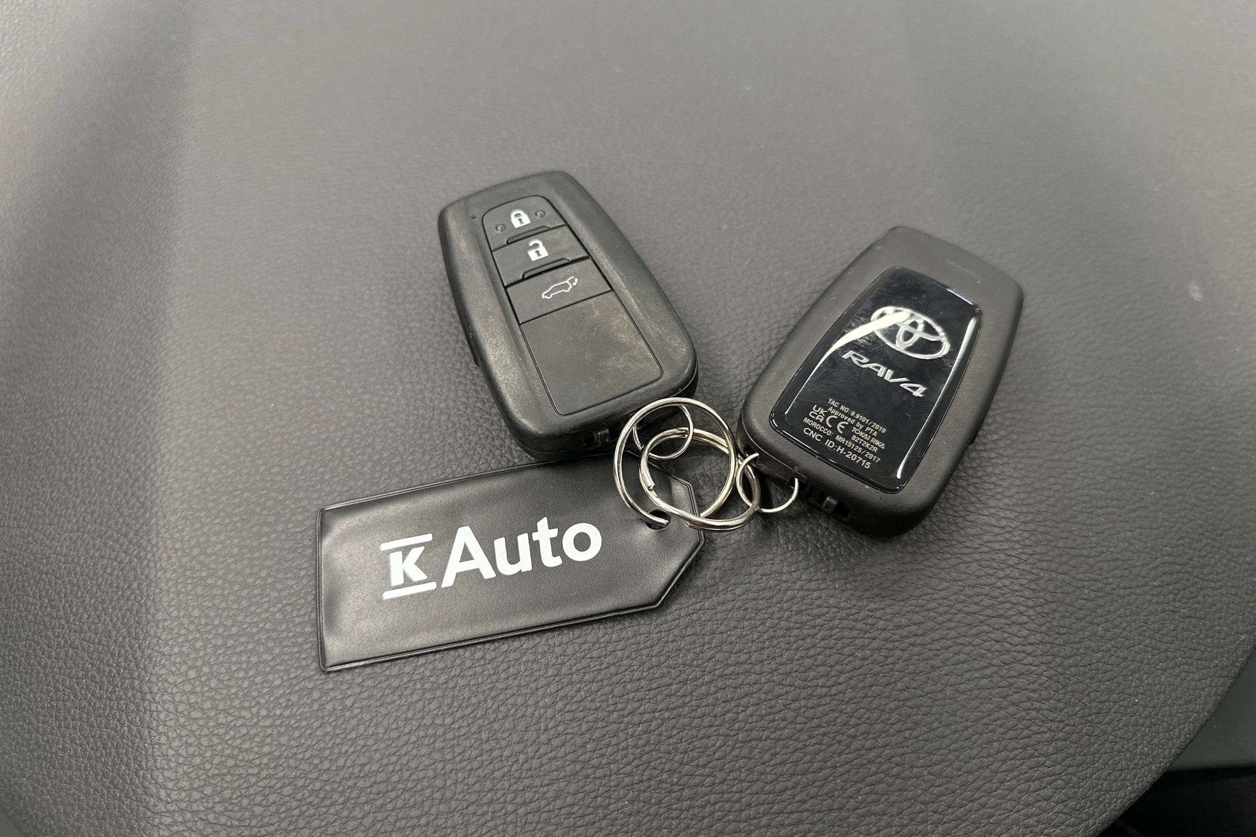 harmaa Toyota RAV4 2023 kuva 29.