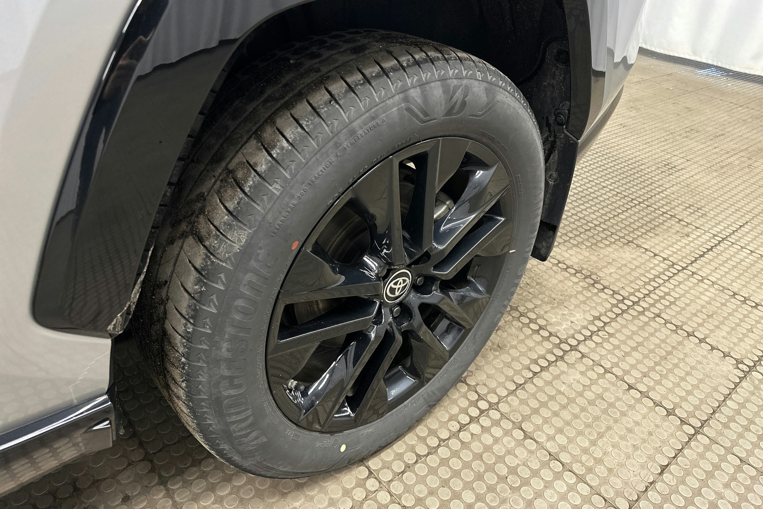 harmaa Toyota RAV4 2023 kuva 10.