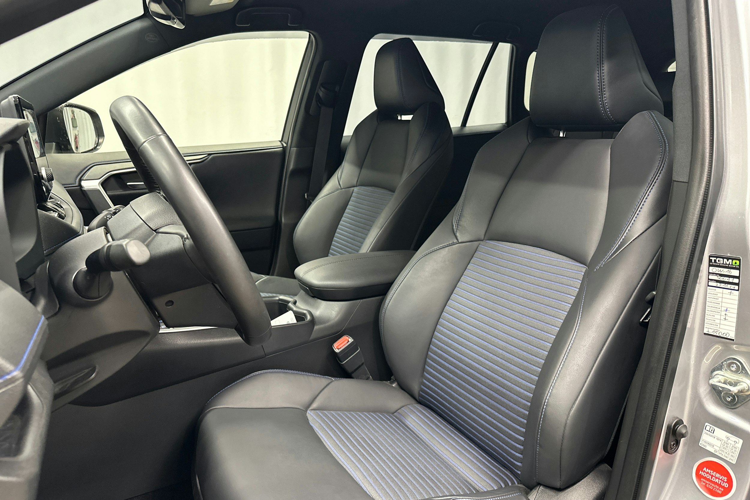 harmaa Toyota RAV4 2023 kuva 19.