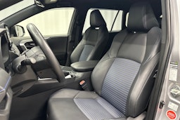 harmaa Toyota RAV4 2023 kuva 19.