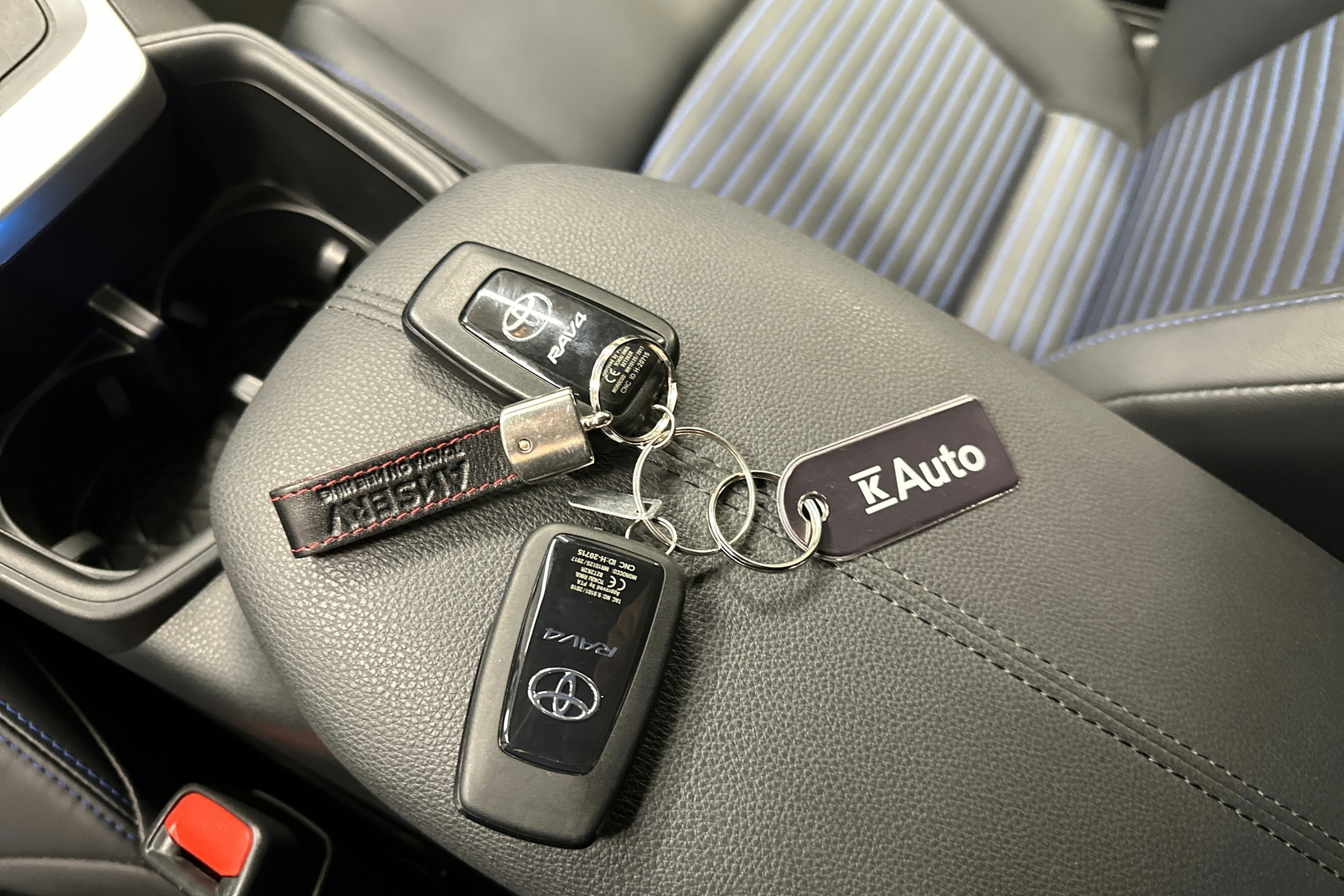 harmaa Toyota RAV4 2023 kuva 24.