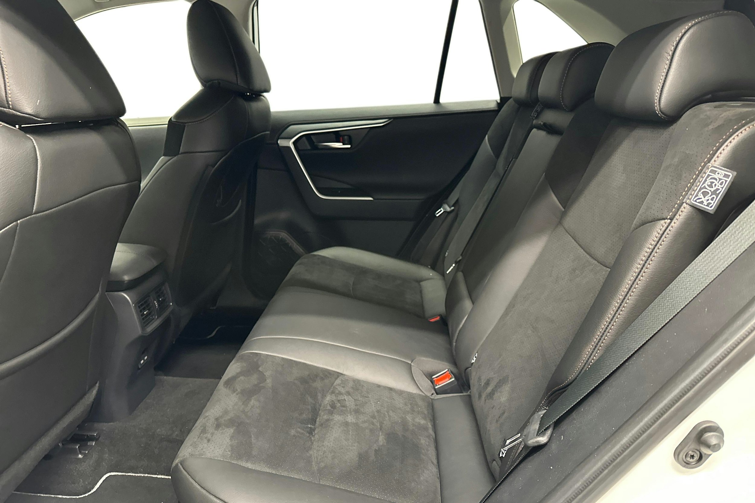 valkoinen Toyota RAV4 2023 kuva 10.