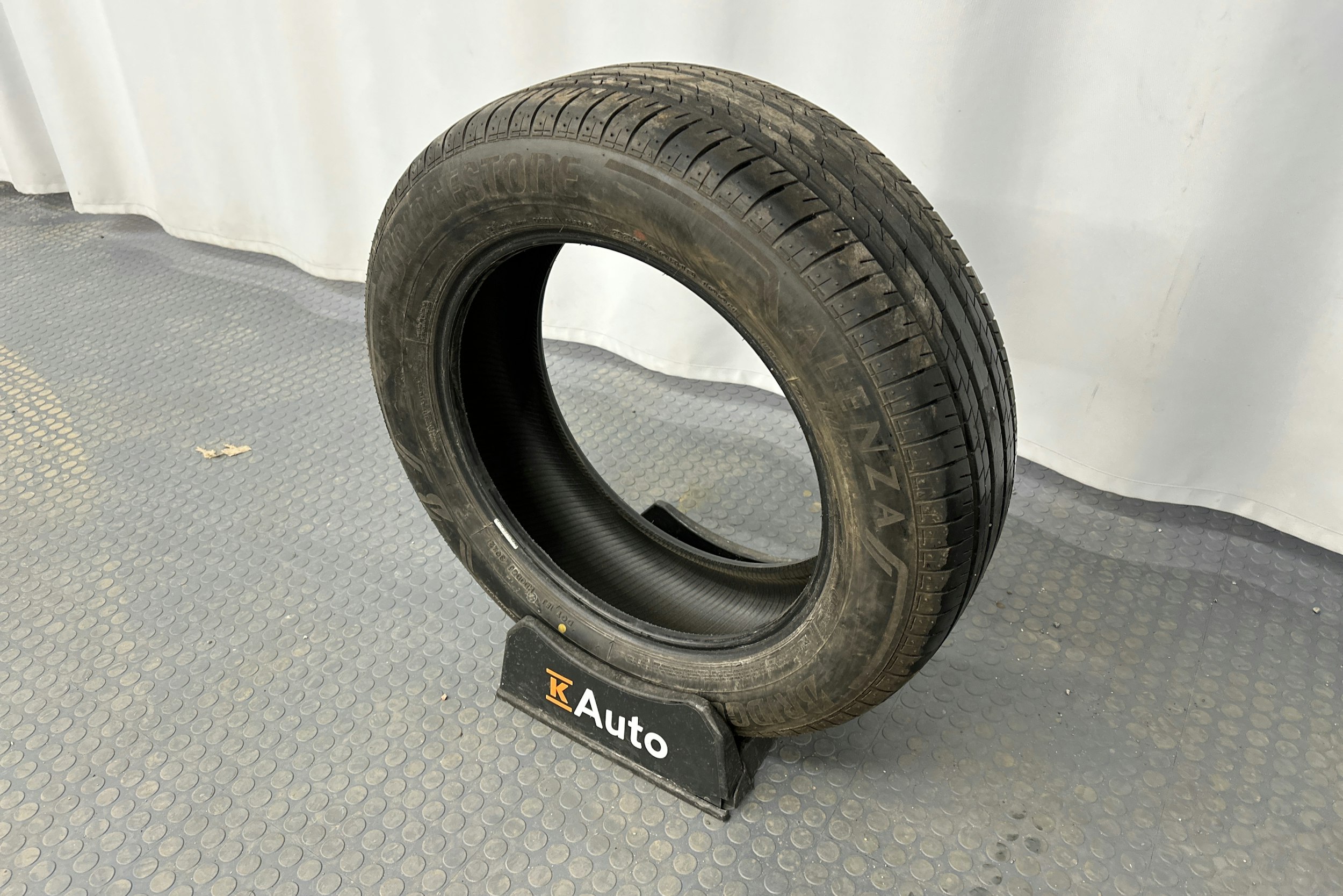 valkoinen Toyota RAV4 2023 kuva 13.