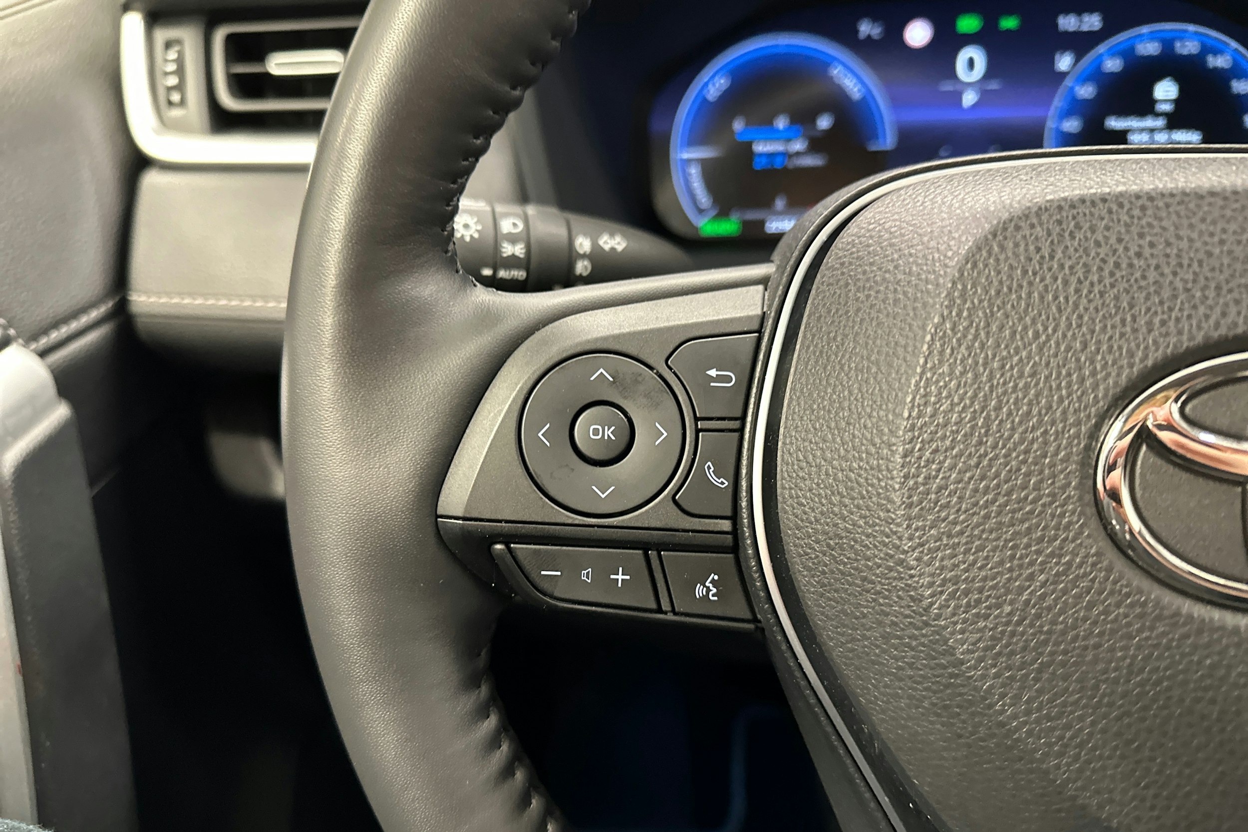 valkoinen Toyota RAV4 2023 kuva 14.