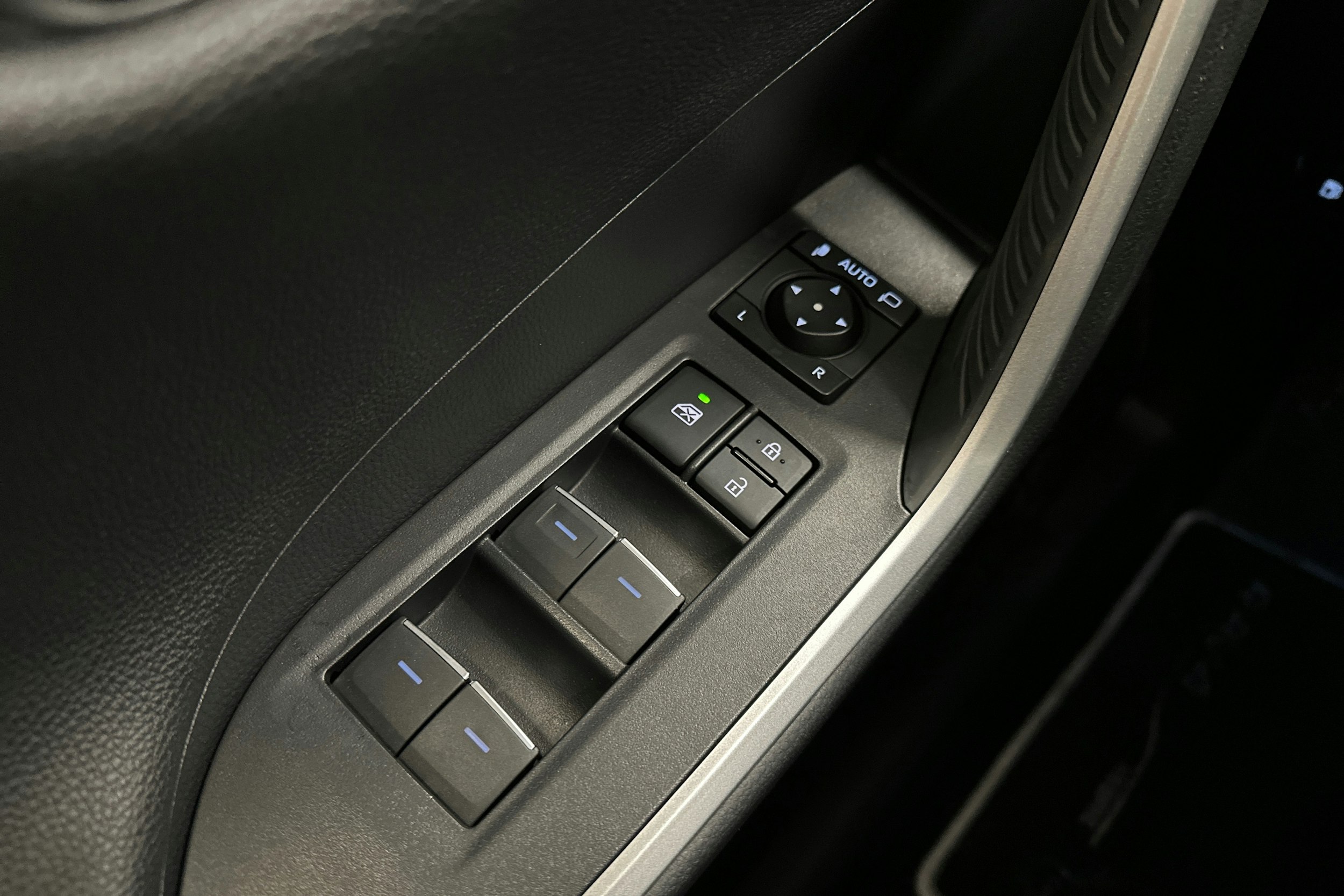 valkoinen Toyota RAV4 2023 kuva 17.