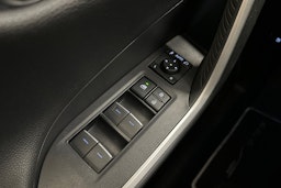 valkoinen Toyota RAV4 2023 kuva 17.