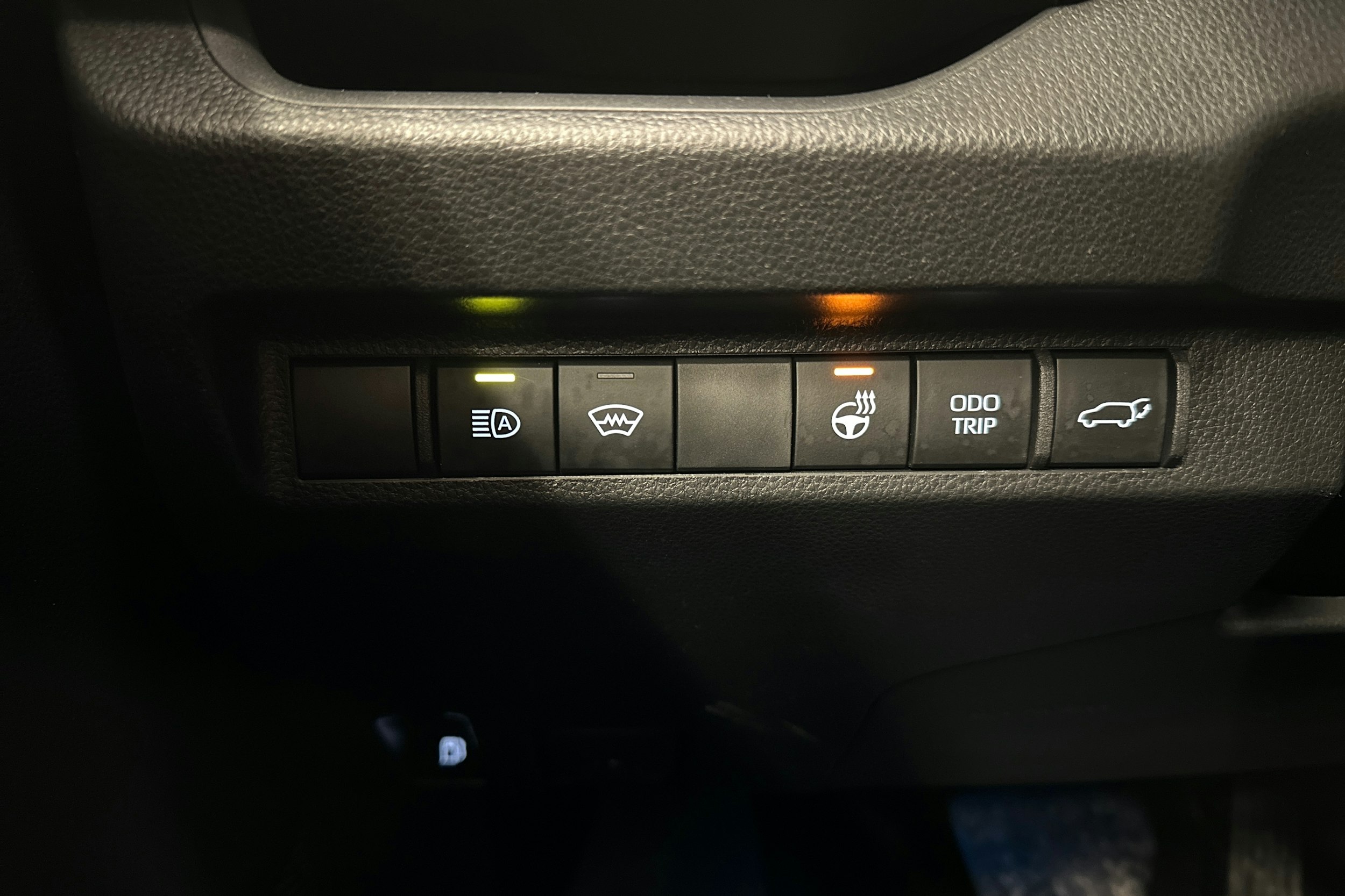 valkoinen Toyota RAV4 2023 kuva 18.