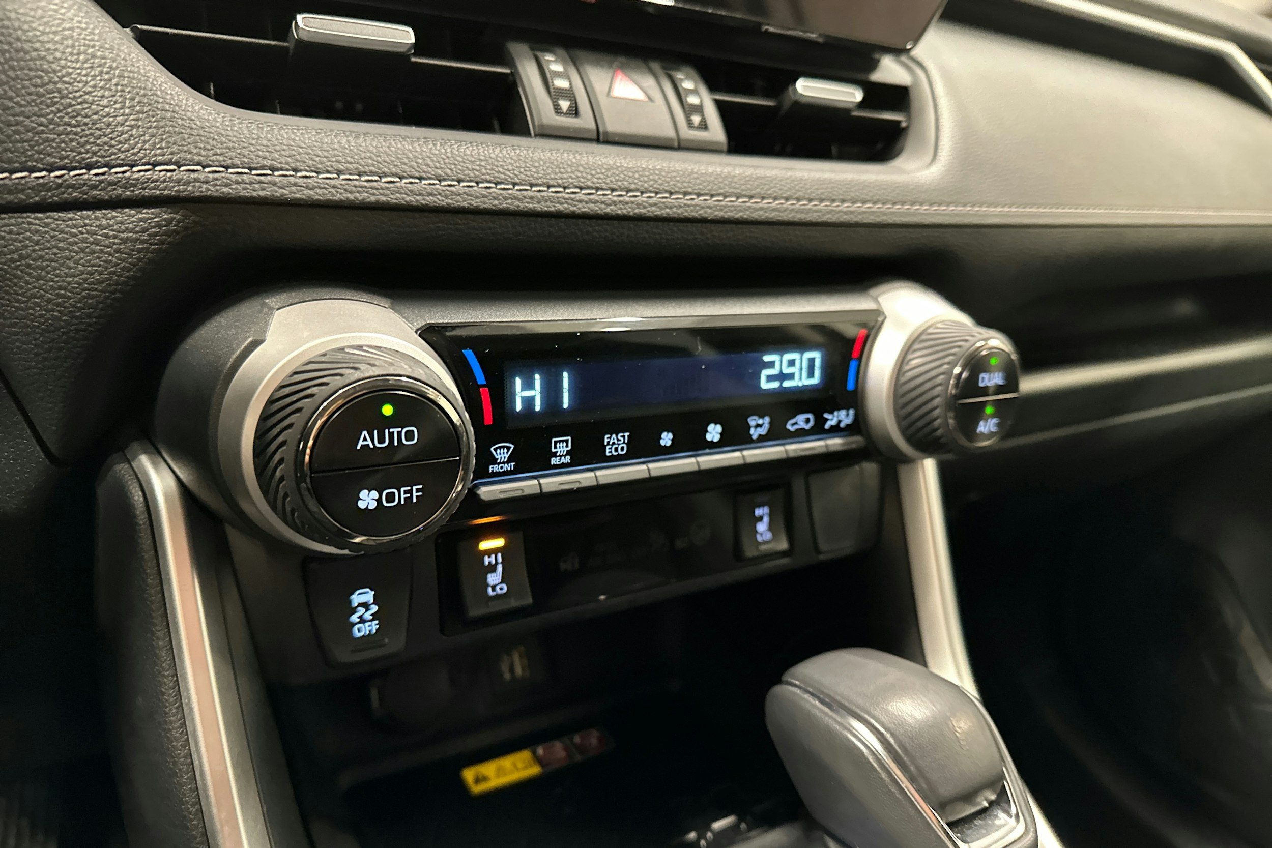 valkoinen Toyota RAV4 2023 kuva 21.