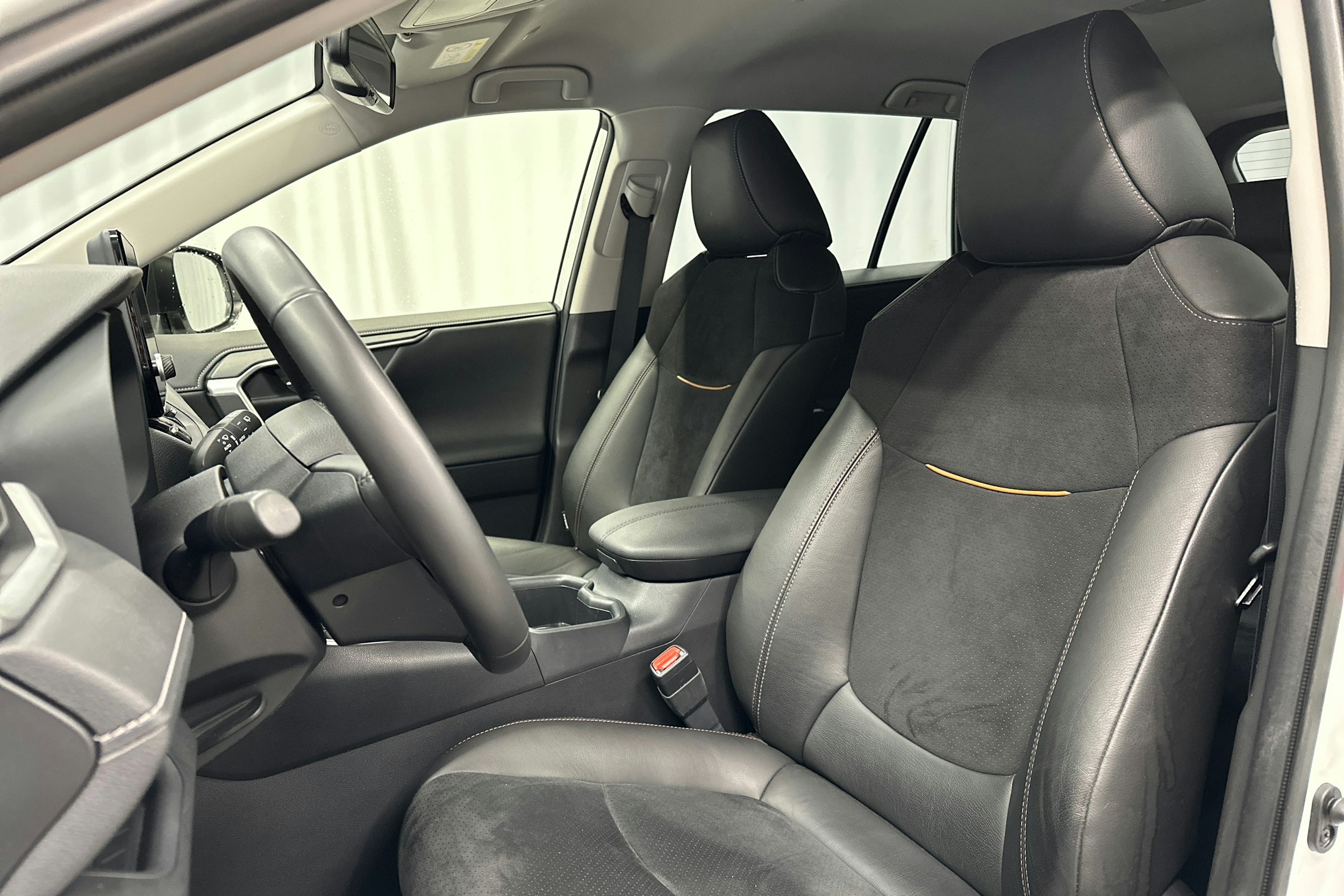 valkoinen Toyota RAV4 2023 kuva 23.