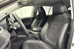 valkoinen Toyota RAV4 2023 kuva 23.