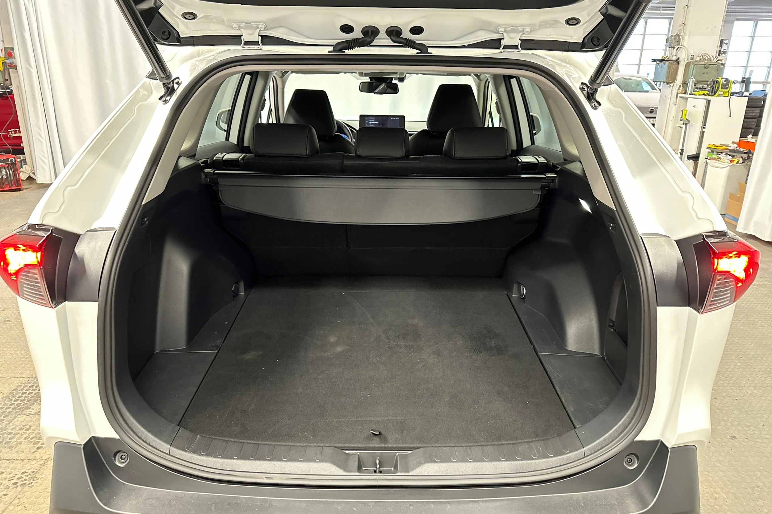 valkoinen Toyota RAV4 2023 kuva 24.