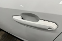 valkoinen Toyota RAV4 2023 kuva 26.