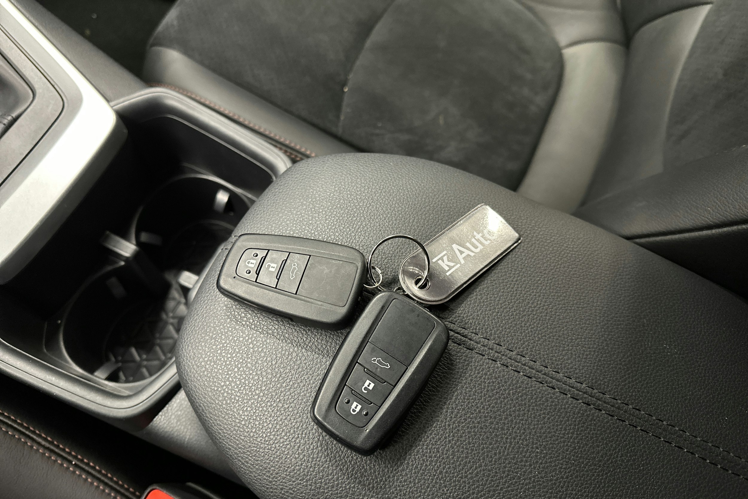 valkoinen Toyota RAV4 2023 kuva 27.