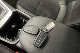 valkoinen Toyota RAV4 2023 kuva 27.