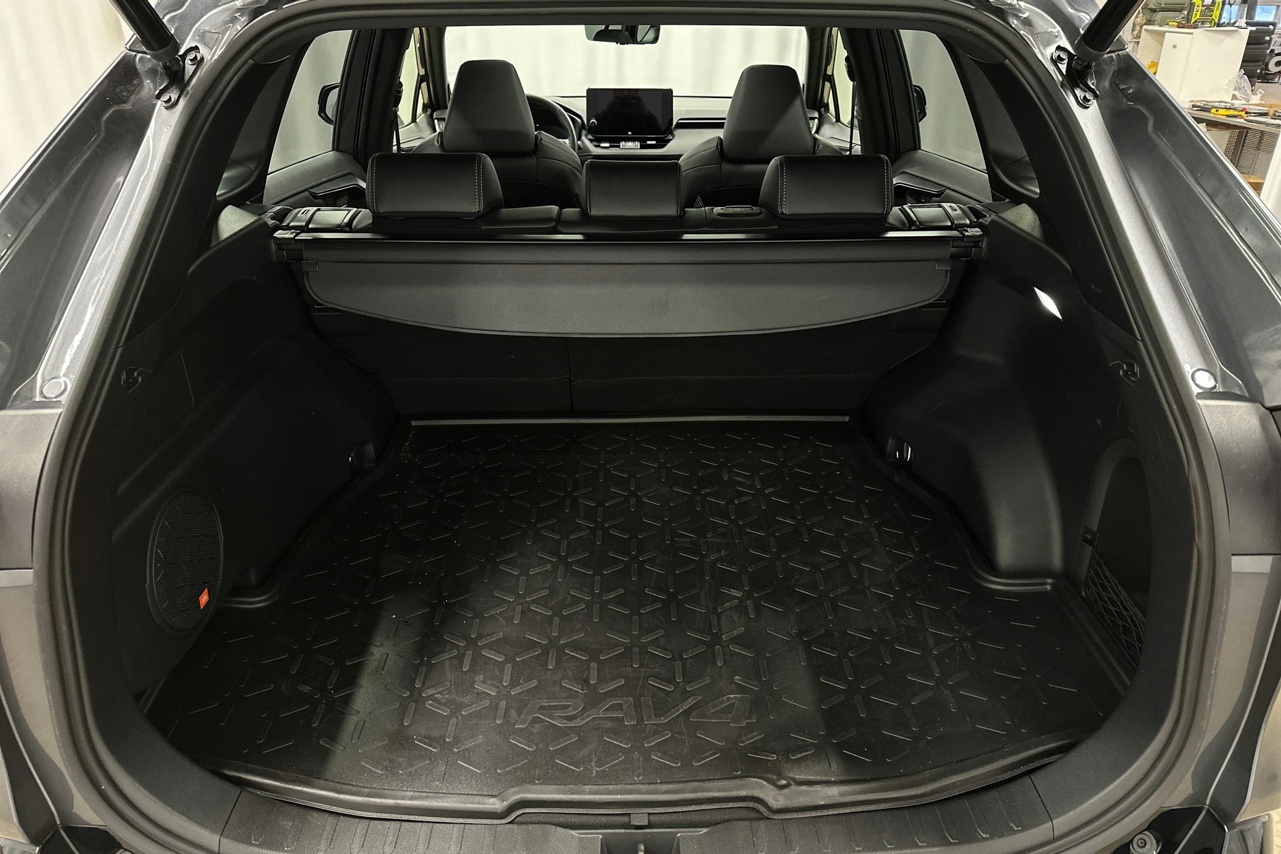harmaa Toyota RAV4 2023 kuva 14.