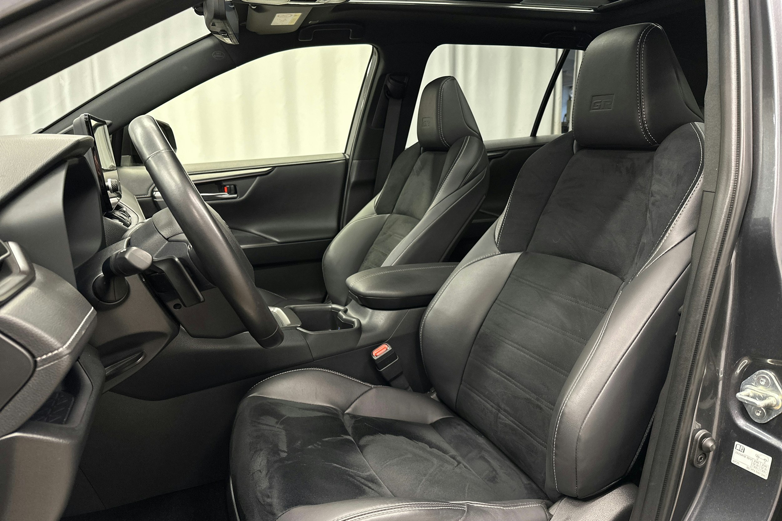 harmaa Toyota RAV4 2023 kuva 16.