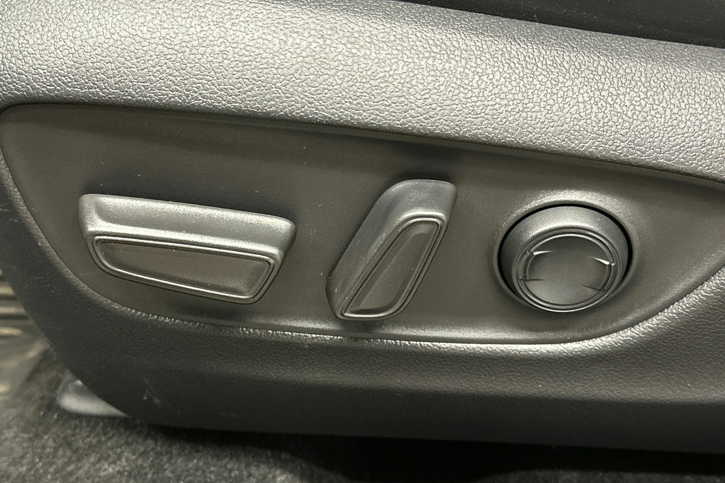 harmaa Toyota RAV4 2023 kuva 17.